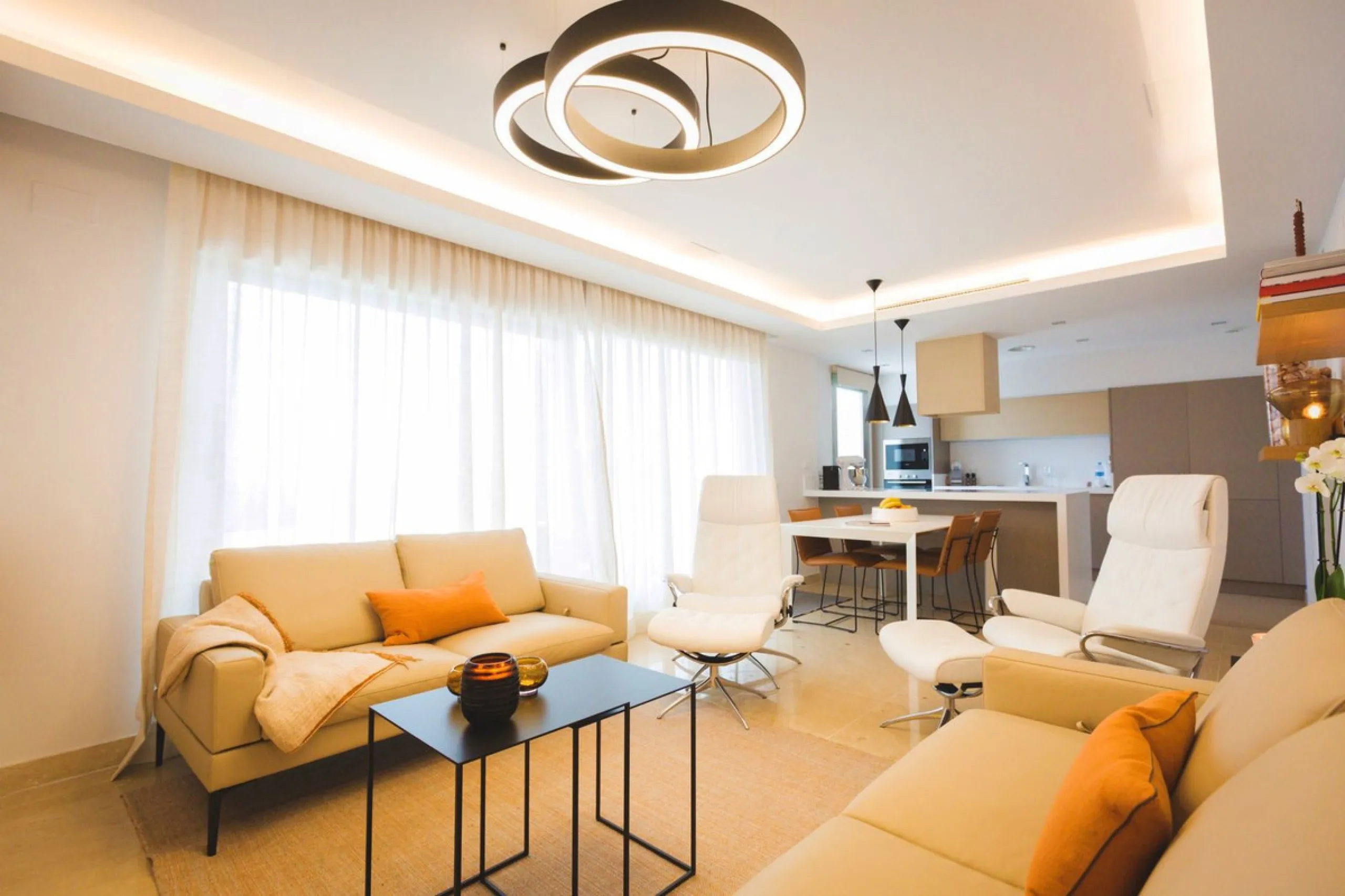 Modern-style apartment located on the beachfront, offering stunning sea views from which to enjoy spectacular sunrises, situated in the magnificent Horizon Beach development and built by the prestigious developer Taylor Wimpey, renowned for its contempora