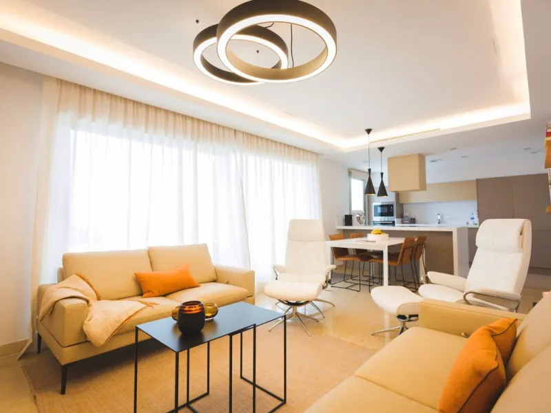 Modern-style apartment located on the beachfront, offering stunning sea views from which to enjoy spectacular sunrises, situated in the magnificent Horizon Beach development and built by the prestigious developer Taylor Wimpey, renowned for its contempora