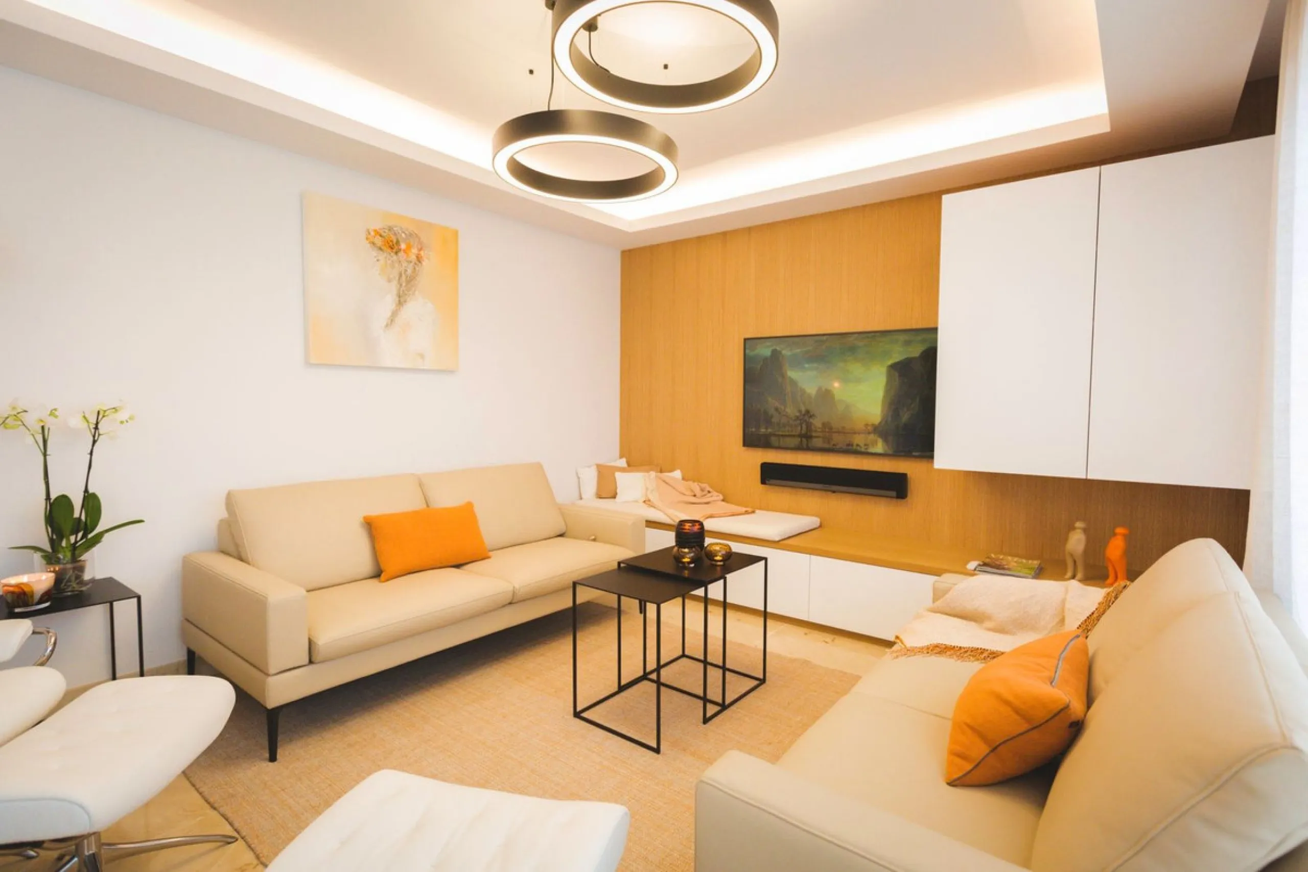 Modern-style apartment located on the beachfront, offering stunning sea views from which to enjoy spectacular sunrises, situated in the magnificent Horizon Beach development and built by the prestigious developer Taylor Wimpey, renowned for its contempora