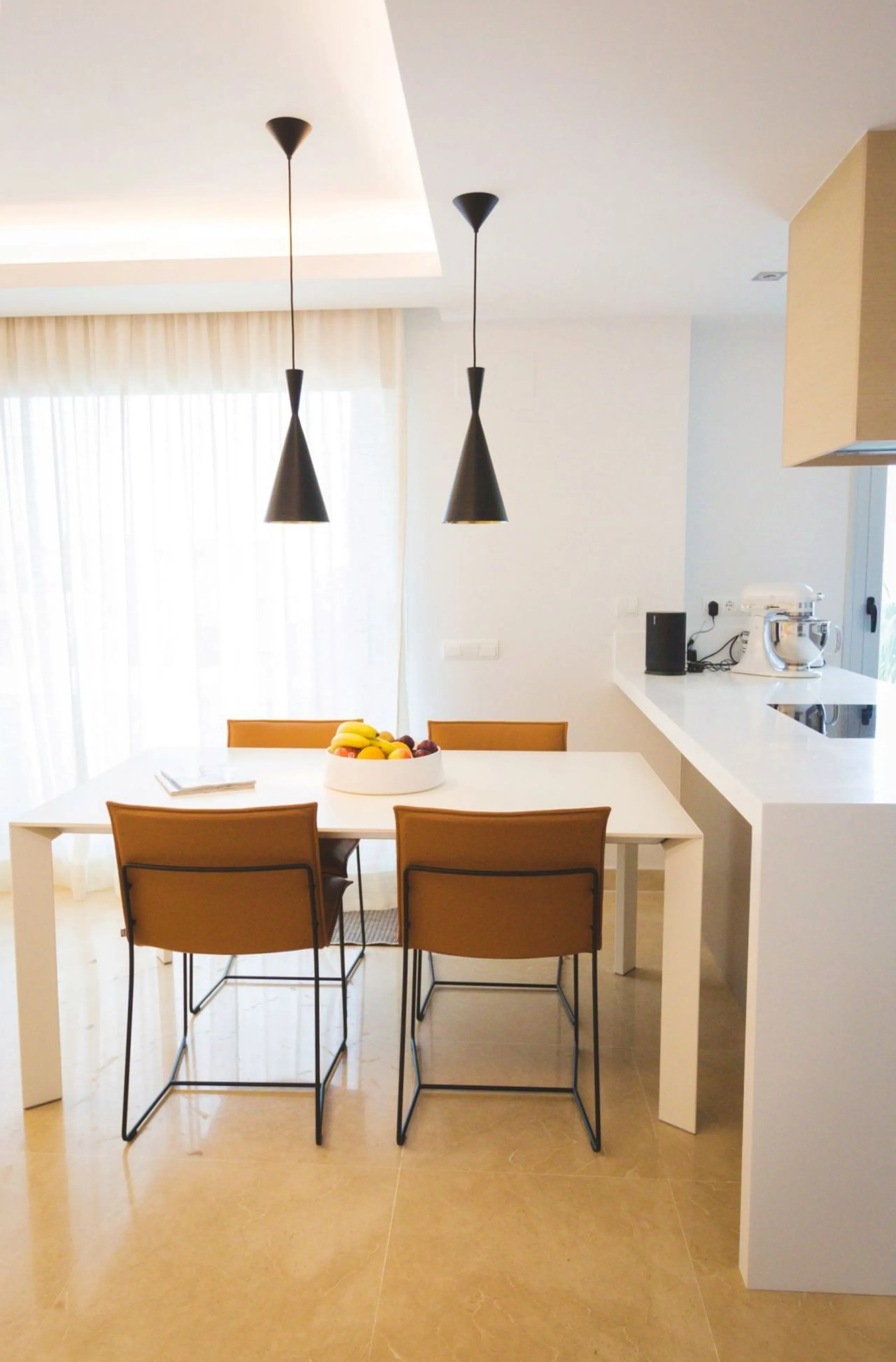 Modern-style apartment located on the beachfront, offering stunning sea views from which to enjoy spectacular sunrises, situated in the magnificent Horizon Beach development and built by the prestigious developer Taylor Wimpey, renowned for its contempora