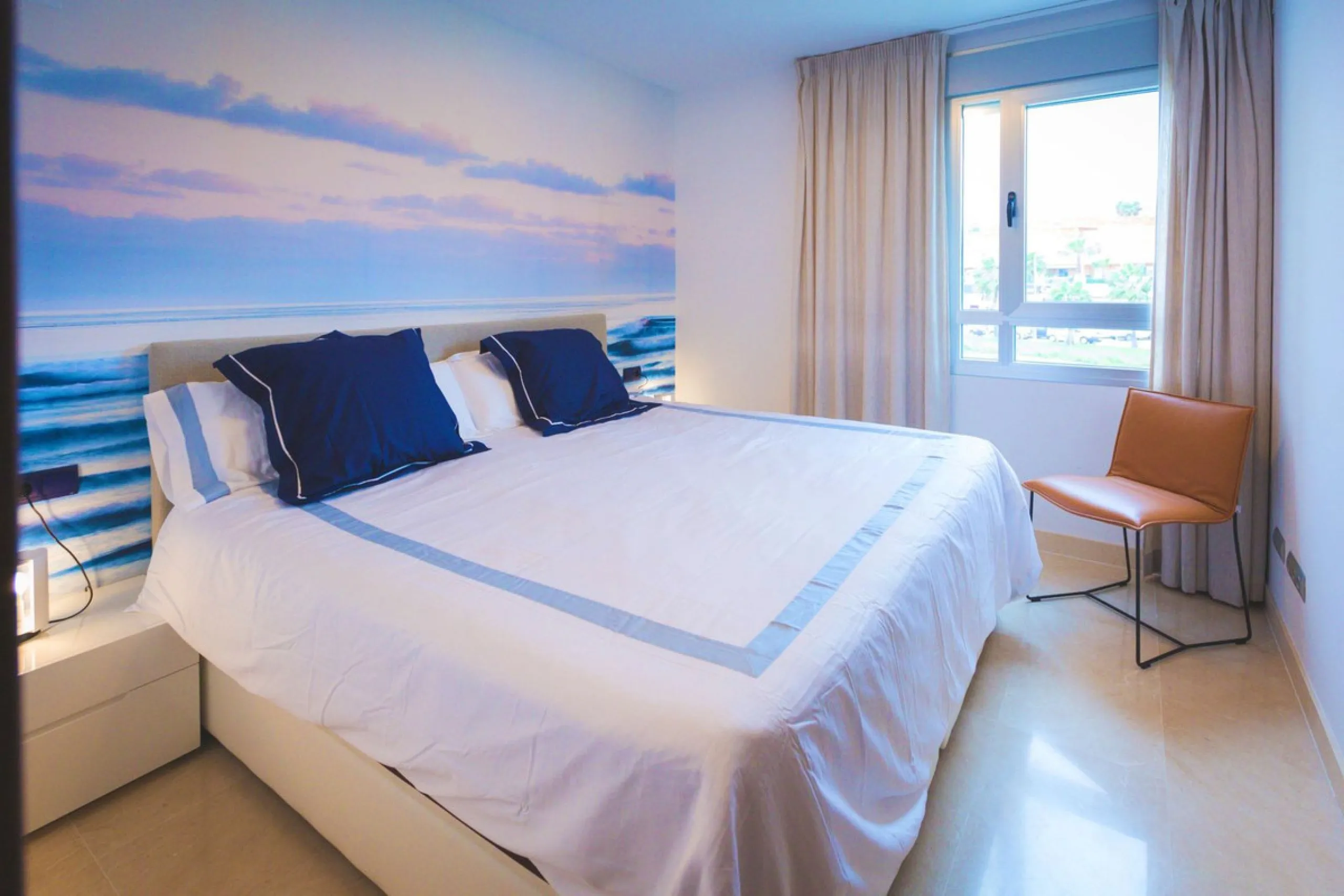 Modern-style apartment located on the beachfront, offering stunning sea views from which to enjoy spectacular sunrises, situated in the magnificent Horizon Beach development and built by the prestigious developer Taylor Wimpey, renowned for its contempora