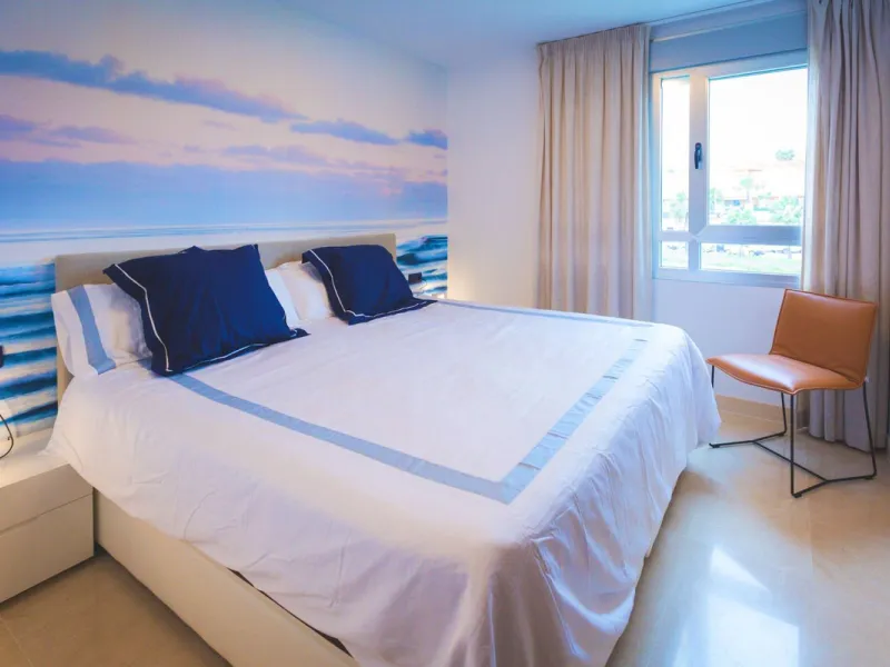 Modern-style apartment located on the beachfront, offering stunning sea views from which to enjoy spectacular sunrises, situated in the magnificent Horizon Beach development and built by the prestigious developer Taylor Wimpey, renowned for its contempora