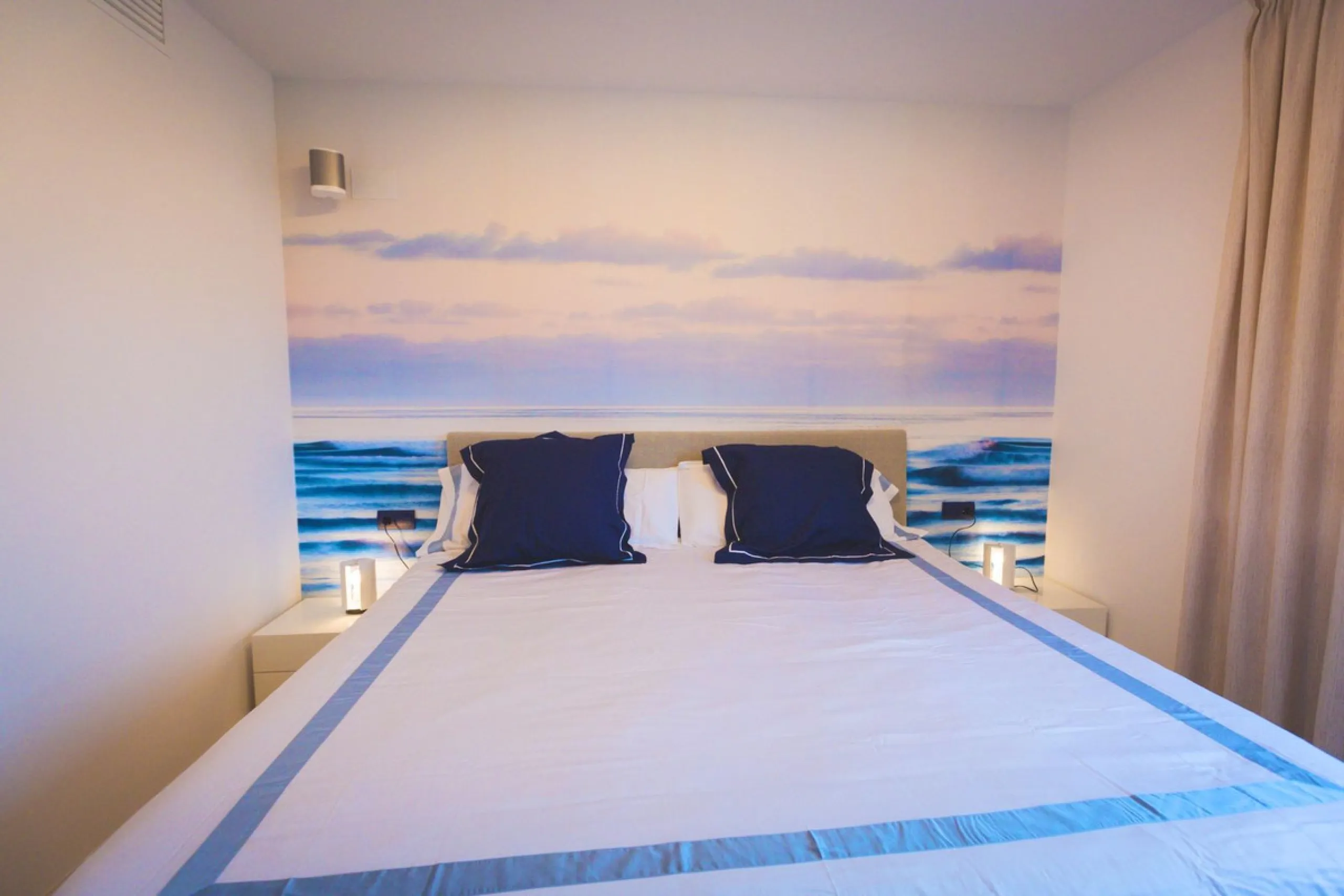 Modern-style apartment located on the beachfront, offering stunning sea views from which to enjoy spectacular sunrises, situated in the magnificent Horizon Beach development and built by the prestigious developer Taylor Wimpey, renowned for its contempora