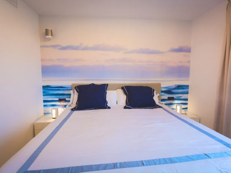 Modern-style apartment located on the beachfront, offering stunning sea views from which to enjoy spectacular sunrises, situated in the magnificent Horizon Beach development and built by the prestigious developer Taylor Wimpey, renowned for its contempora