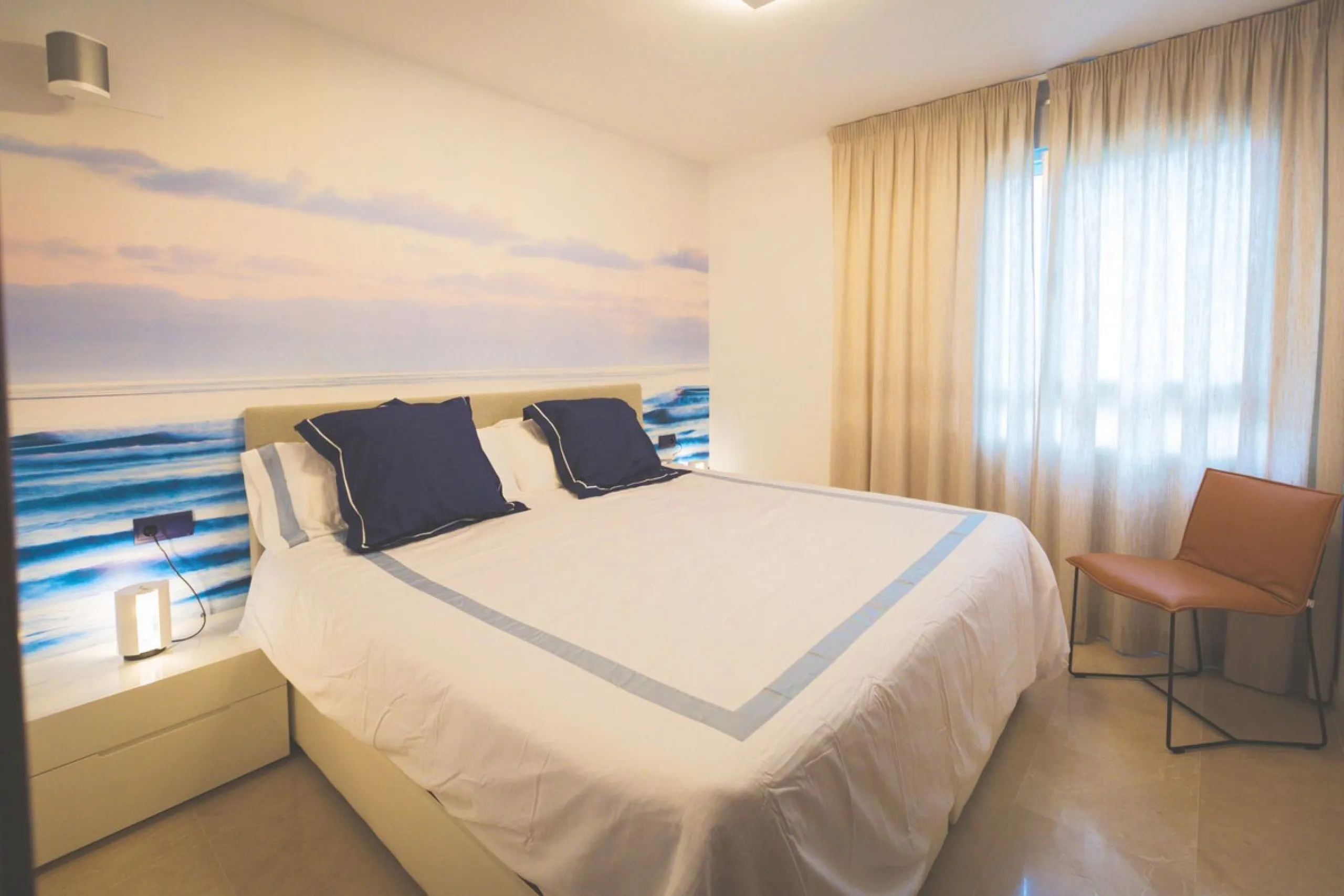 Modern-style apartment located on the beachfront, offering stunning sea views from which to enjoy spectacular sunrises, situated in the magnificent Horizon Beach development and built by the prestigious developer Taylor Wimpey, renowned for its contempora