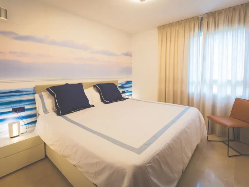 Modern-style apartment located on the beachfront, offering stunning sea views from which to enjoy spectacular sunrises, situated in the magnificent Horizon Beach development and built by the prestigious developer Taylor Wimpey, renowned for its contempora