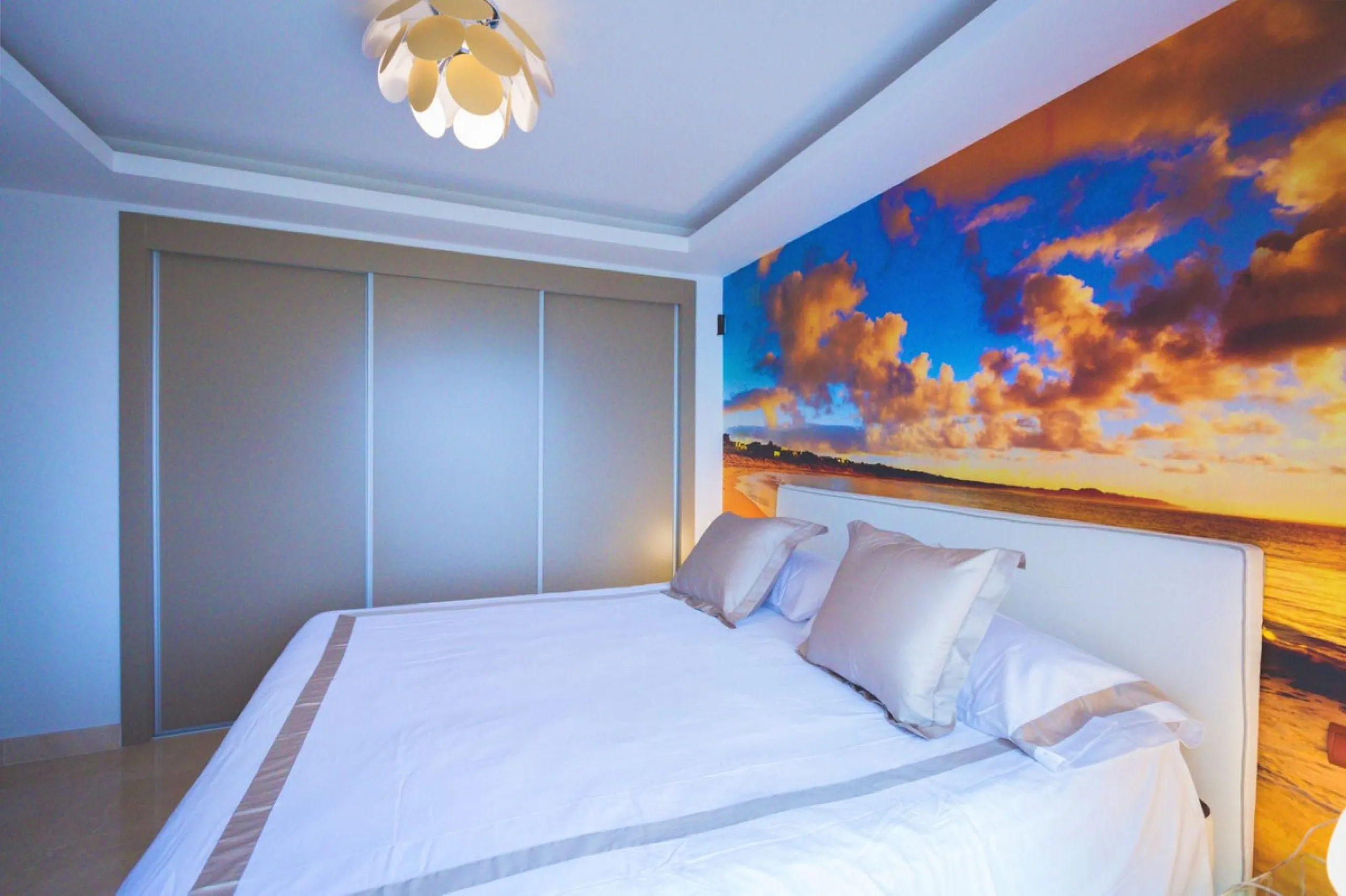 Modern-style apartment located on the beachfront, offering stunning sea views from which to enjoy spectacular sunrises, situated in the magnificent Horizon Beach development and built by the prestigious developer Taylor Wimpey, renowned for its contempora