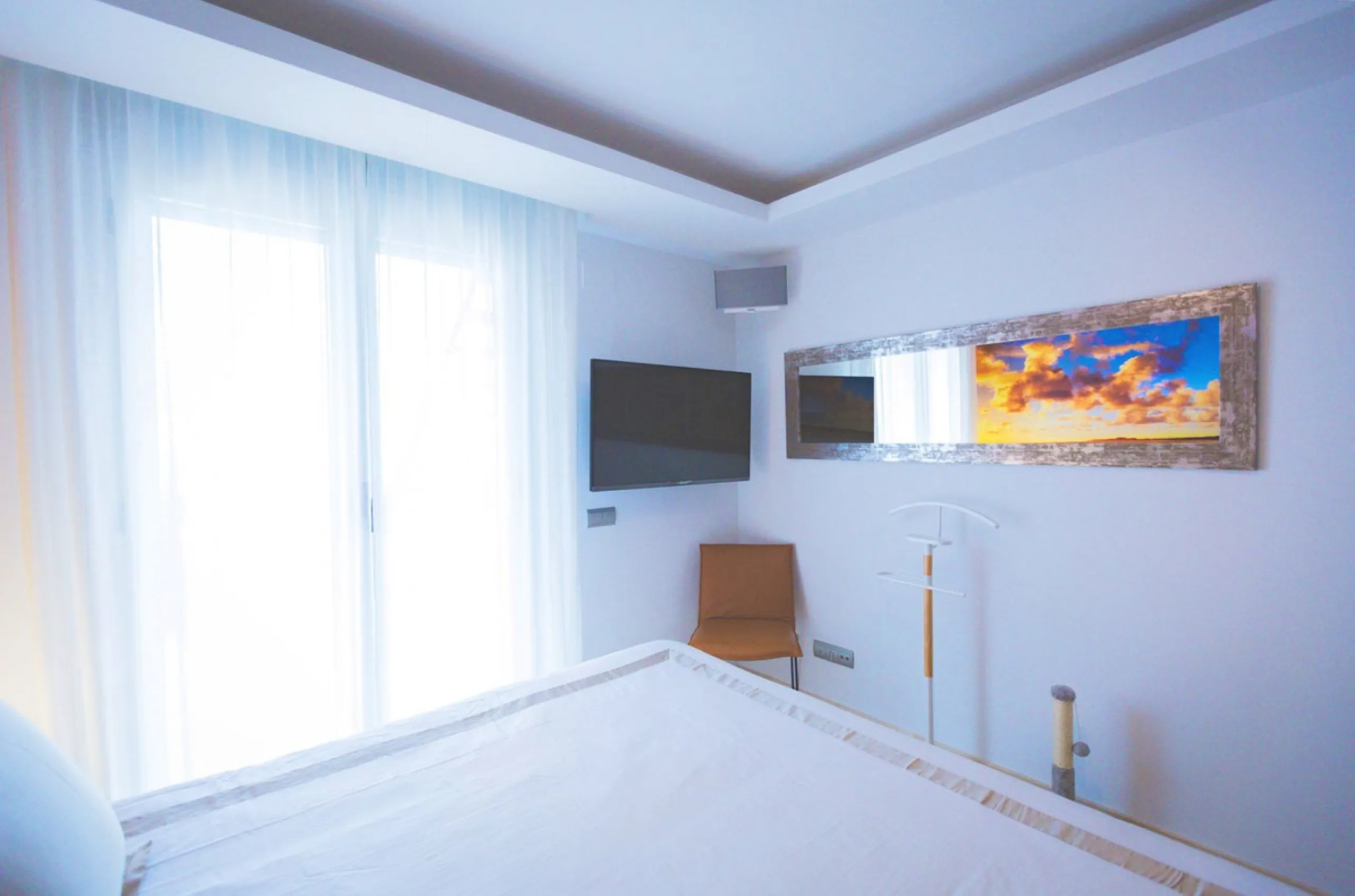 Modern-style apartment located on the beachfront, offering stunning sea views from which to enjoy spectacular sunrises, situated in the magnificent Horizon Beach development and built by the prestigious developer Taylor Wimpey, renowned for its contempora