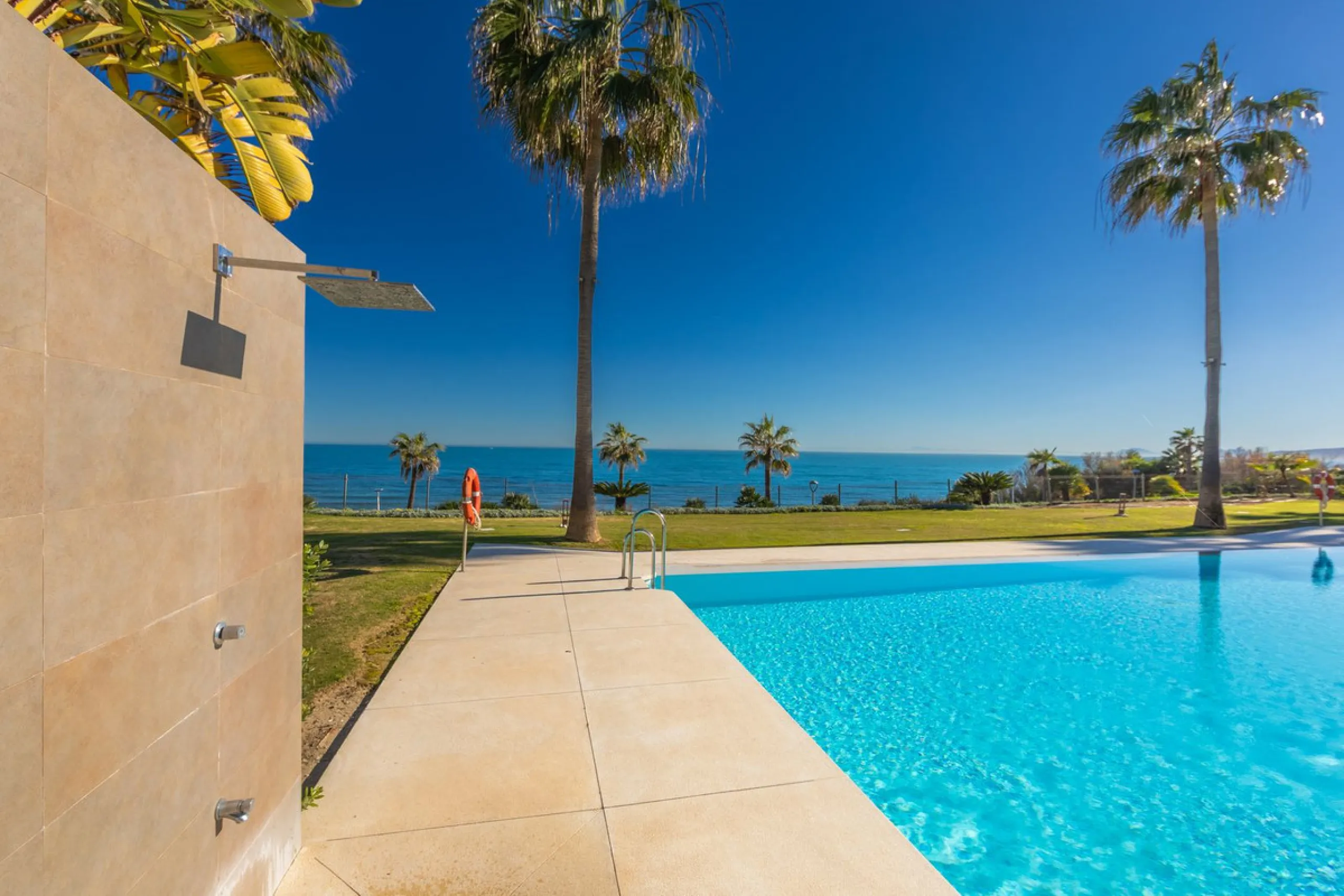 Modern-style apartment located on the beachfront, offering stunning sea views from which to enjoy spectacular sunrises, situated in the magnificent Horizon Beach development and built by the prestigious developer Taylor Wimpey, renowned for its contempora