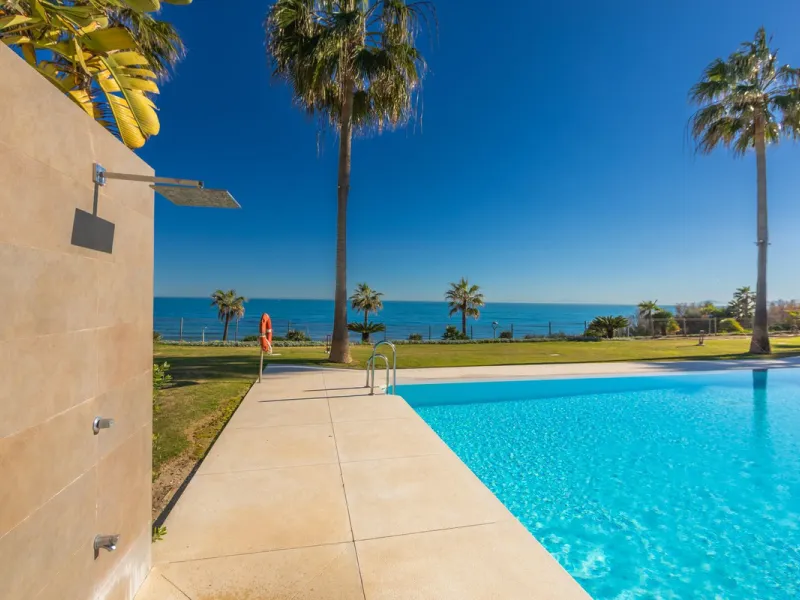 Modern-style apartment located on the beachfront, offering stunning sea views from which to enjoy spectacular sunrises, situated in the magnificent Horizon Beach development and built by the prestigious developer Taylor Wimpey, renowned for its contempora