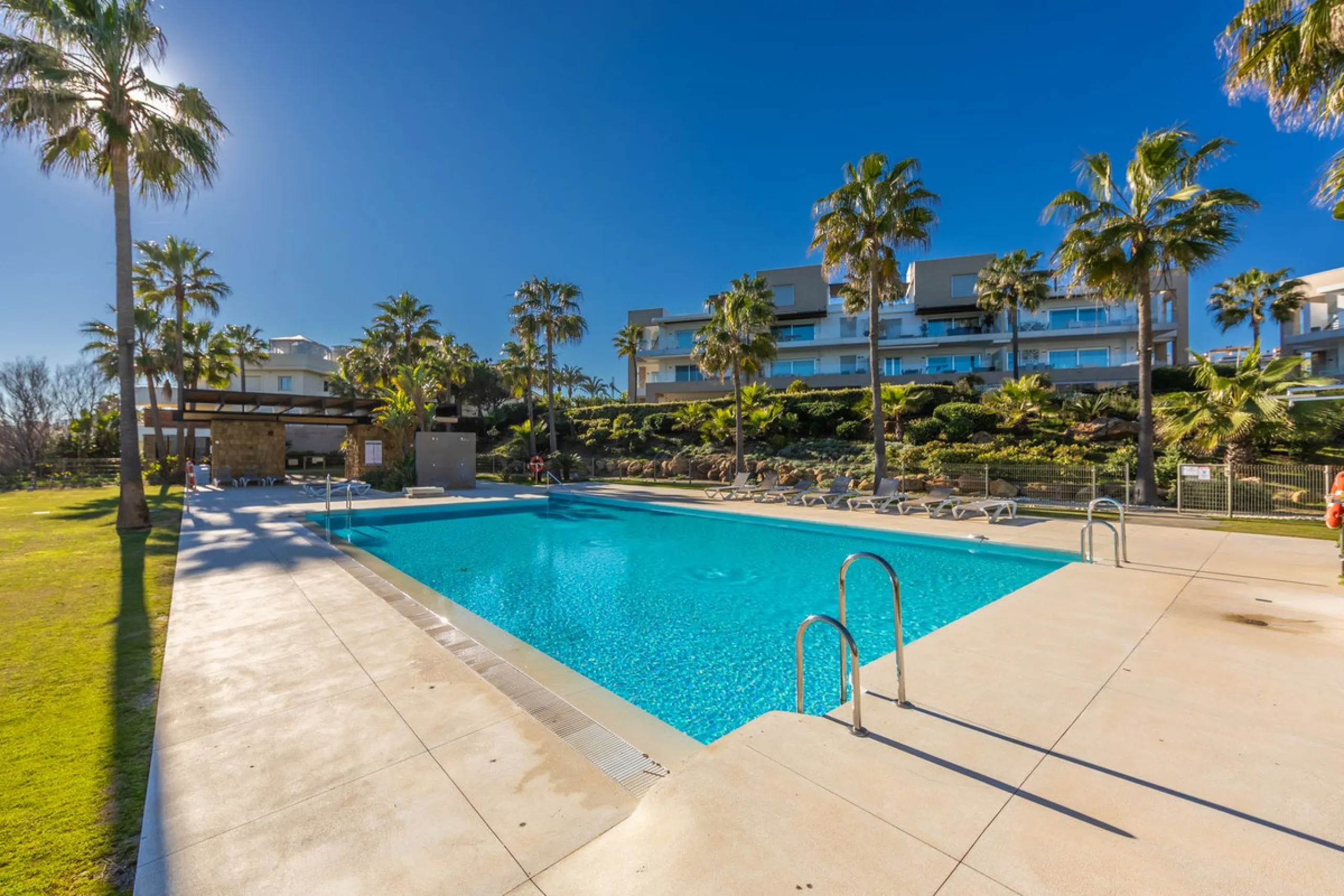 Modern-style apartment located on the beachfront, offering stunning sea views from which to enjoy spectacular sunrises, situated in the magnificent Horizon Beach development and built by the prestigious developer Taylor Wimpey, renowned for its contempora