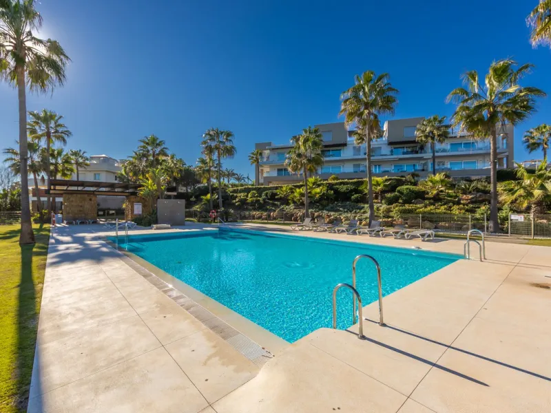 Modern-style apartment located on the beachfront, offering stunning sea views from which to enjoy spectacular sunrises, situated in the magnificent Horizon Beach development and built by the prestigious developer Taylor Wimpey, renowned for its contempora