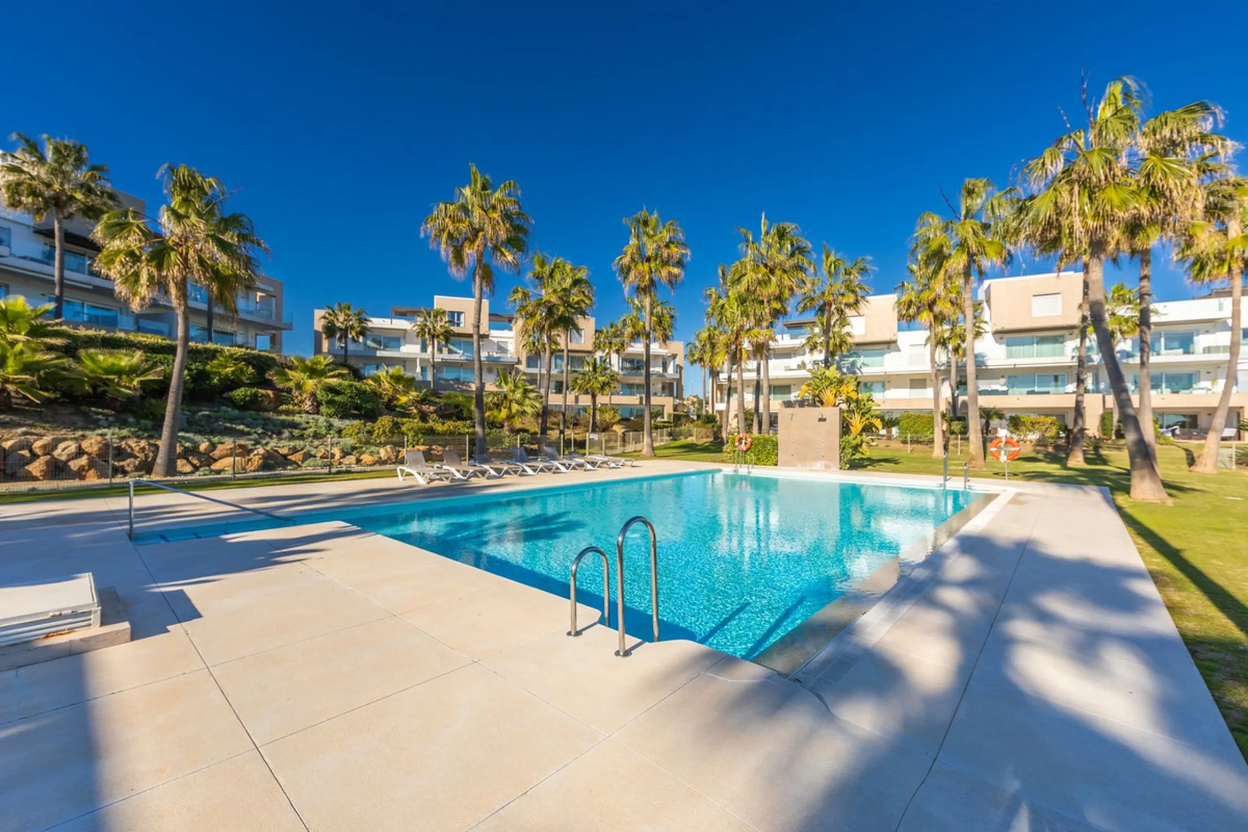 Modern-style apartment located on the beachfront, offering stunning sea views from which to enjoy spectacular sunrises, situated in the magnificent Horizon Beach development and built by the prestigious developer Taylor Wimpey, renowned for its contempora