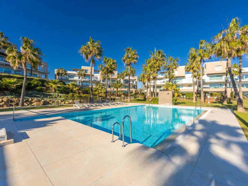 Modern-style apartment located on the beachfront, offering stunning sea views from which to enjoy spectacular sunrises, situated in the magnificent Horizon Beach development and built by the prestigious developer Taylor Wimpey, renowned for its contempora