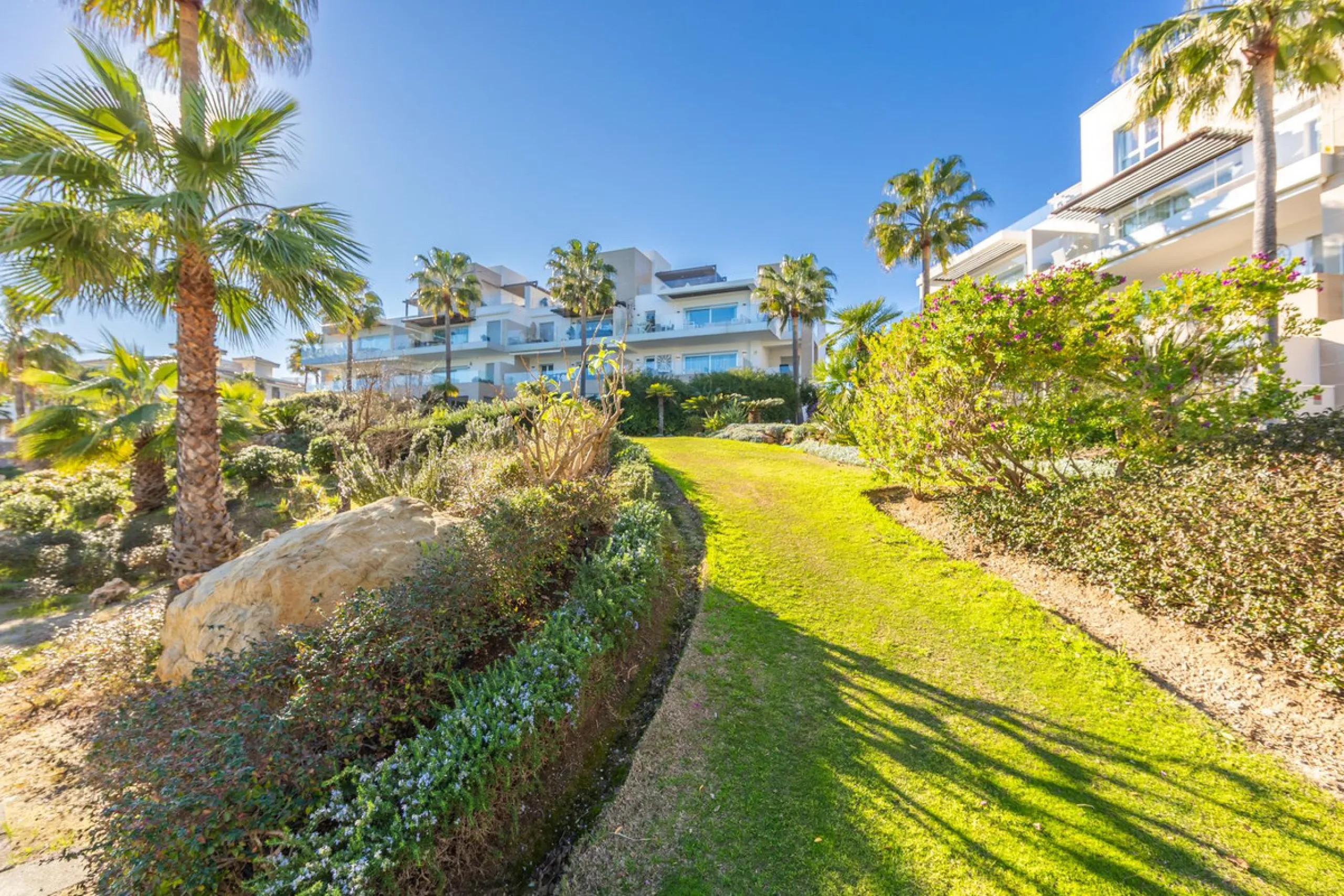 Modern-style apartment located on the beachfront, offering stunning sea views from which to enjoy spectacular sunrises, situated in the magnificent Horizon Beach development and built by the prestigious developer Taylor Wimpey, renowned for its contempora