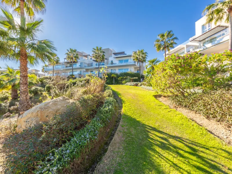 Modern-style apartment located on the beachfront, offering stunning sea views from which to enjoy spectacular sunrises, situated in the magnificent Horizon Beach development and built by the prestigious developer Taylor Wimpey, renowned for its contempora