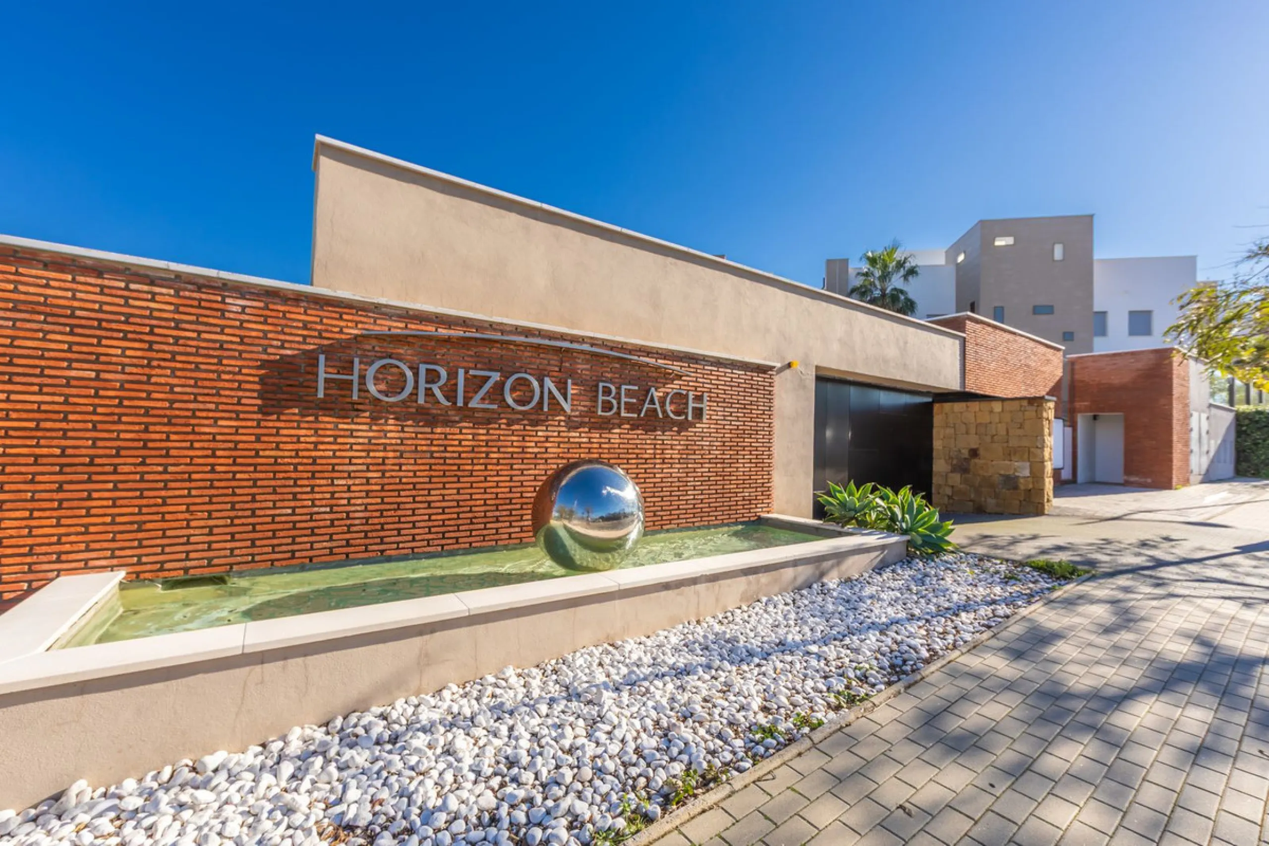 Modern-style apartment located on the beachfront, offering stunning sea views from which to enjoy spectacular sunrises, situated in the magnificent Horizon Beach development and built by the prestigious developer Taylor Wimpey, renowned for its contempora
