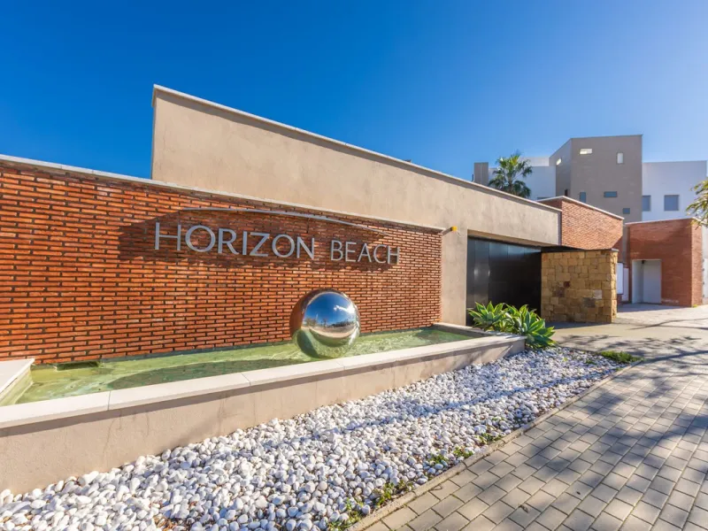 Modern-style apartment located on the beachfront, offering stunning sea views from which to enjoy spectacular sunrises, situated in the magnificent Horizon Beach development and built by the prestigious developer Taylor Wimpey, renowned for its contempora