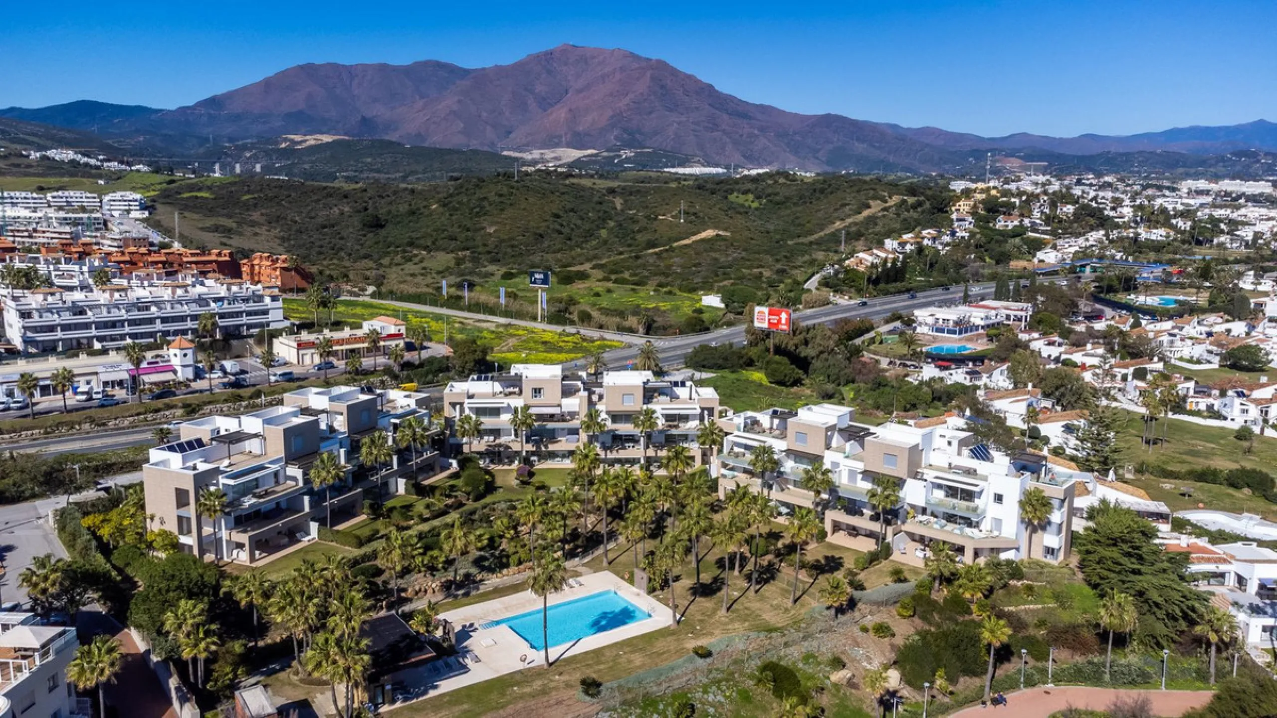 Modern-style apartment located on the beachfront, offering stunning sea views from which to enjoy spectacular sunrises, situated in the magnificent Horizon Beach development and built by the prestigious developer Taylor Wimpey, renowned for its contempora