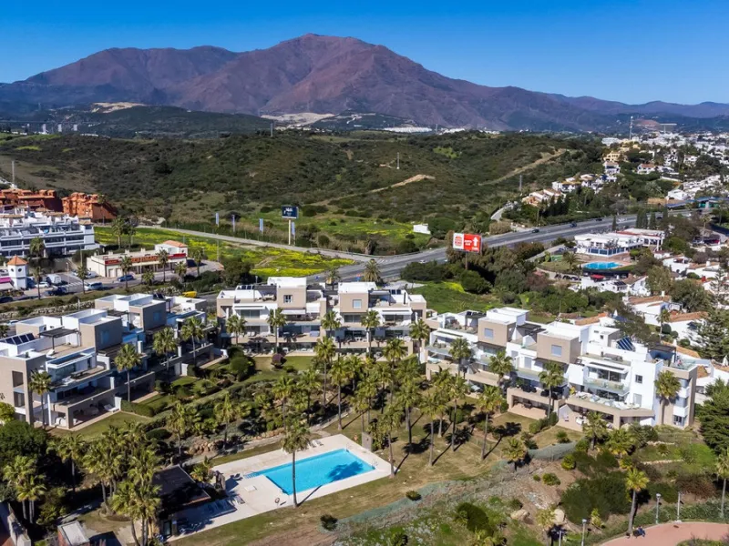 Modern-style apartment located on the beachfront, offering stunning sea views from which to enjoy spectacular sunrises, situated in the magnificent Horizon Beach development and built by the prestigious developer Taylor Wimpey, renowned for its contempora