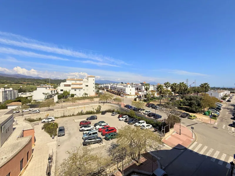 Central Apartment in Estepona with Mountain Views: This north-facing apartment is perfectly located just steps from the historic center and less than a kilometer from the coast. It features four bedrooms and two full bathrooms, an independent kitchen, and