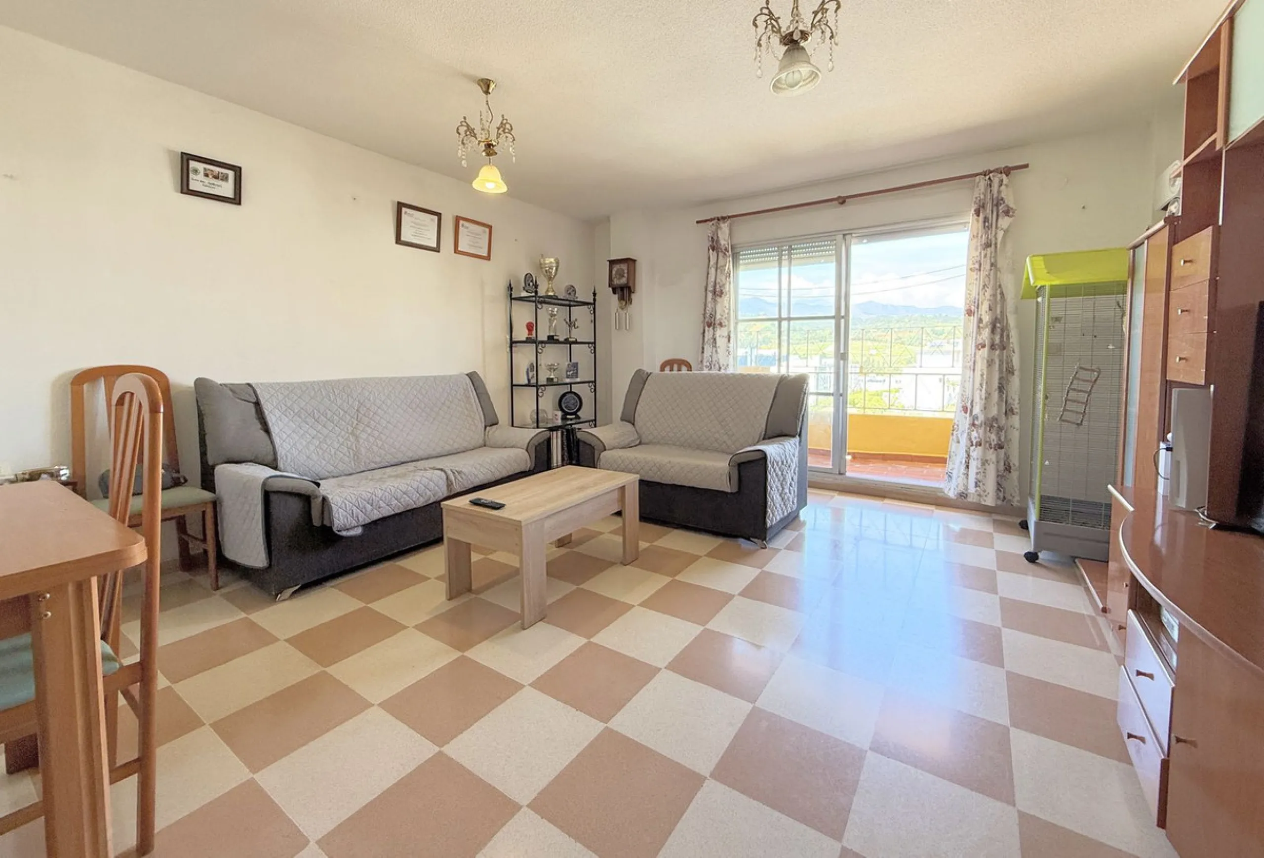 Central Apartment in Estepona with Mountain Views: This north-facing apartment is perfectly located just steps from the historic center and less than a kilometer from the coast. It features four bedrooms and two full bathrooms, an independent kitchen, and