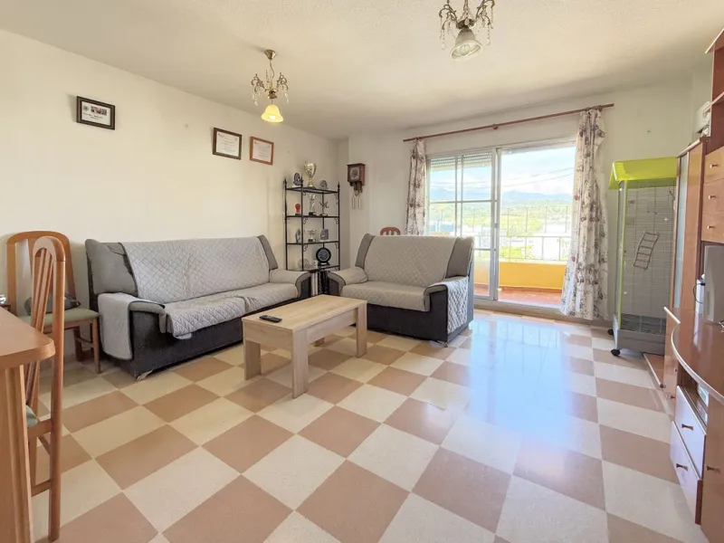 Central Apartment in Estepona with Mountain Views: This north-facing apartment is perfectly located just steps from the historic center and less than a kilometer from the coast. It features four bedrooms and two full bathrooms, an independent kitchen, and