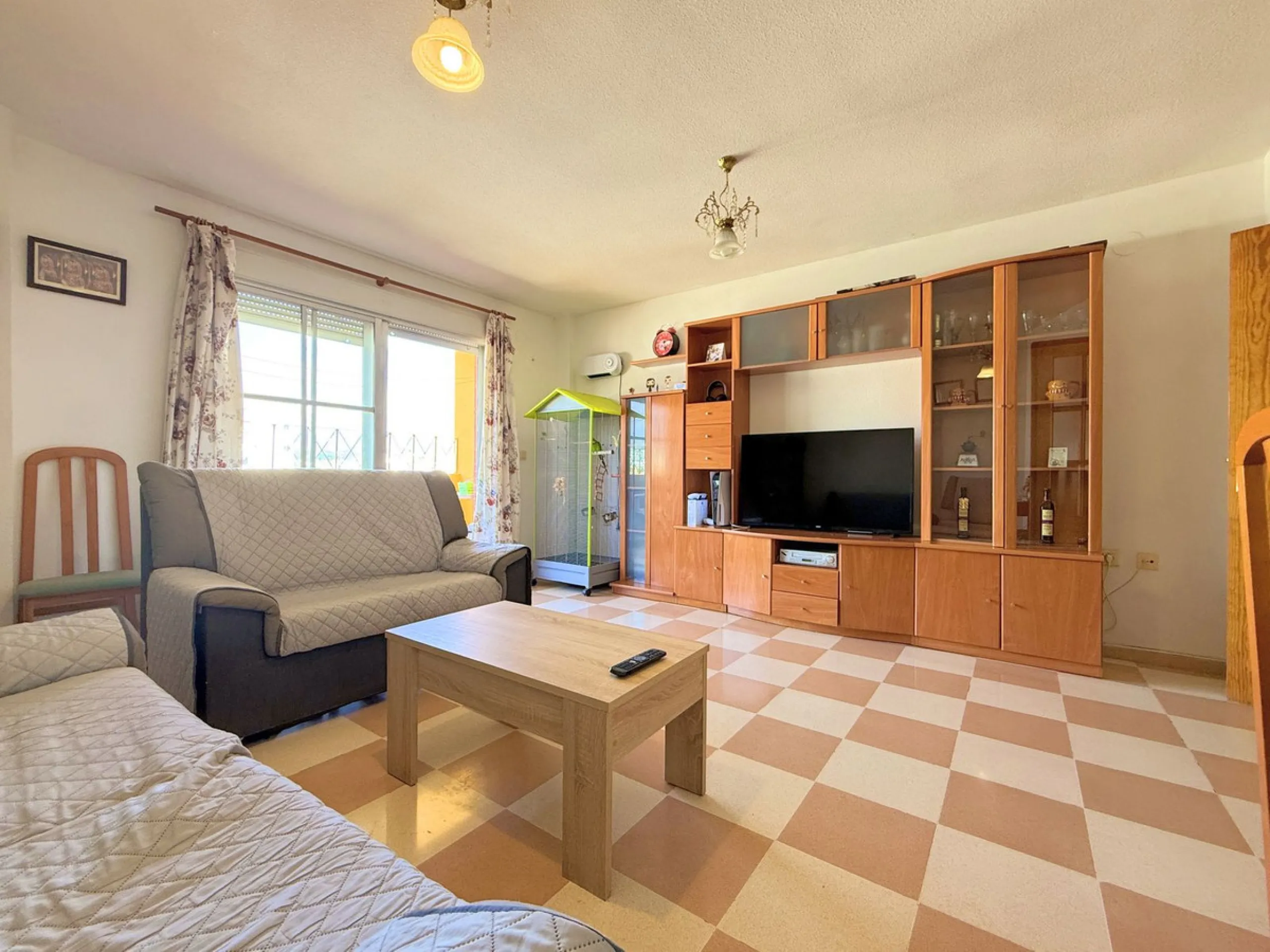 Central Apartment in Estepona with Mountain Views: This north-facing apartment is perfectly located just steps from the historic center and less than a kilometer from the coast. It features four bedrooms and two full bathrooms, an independent kitchen, and
