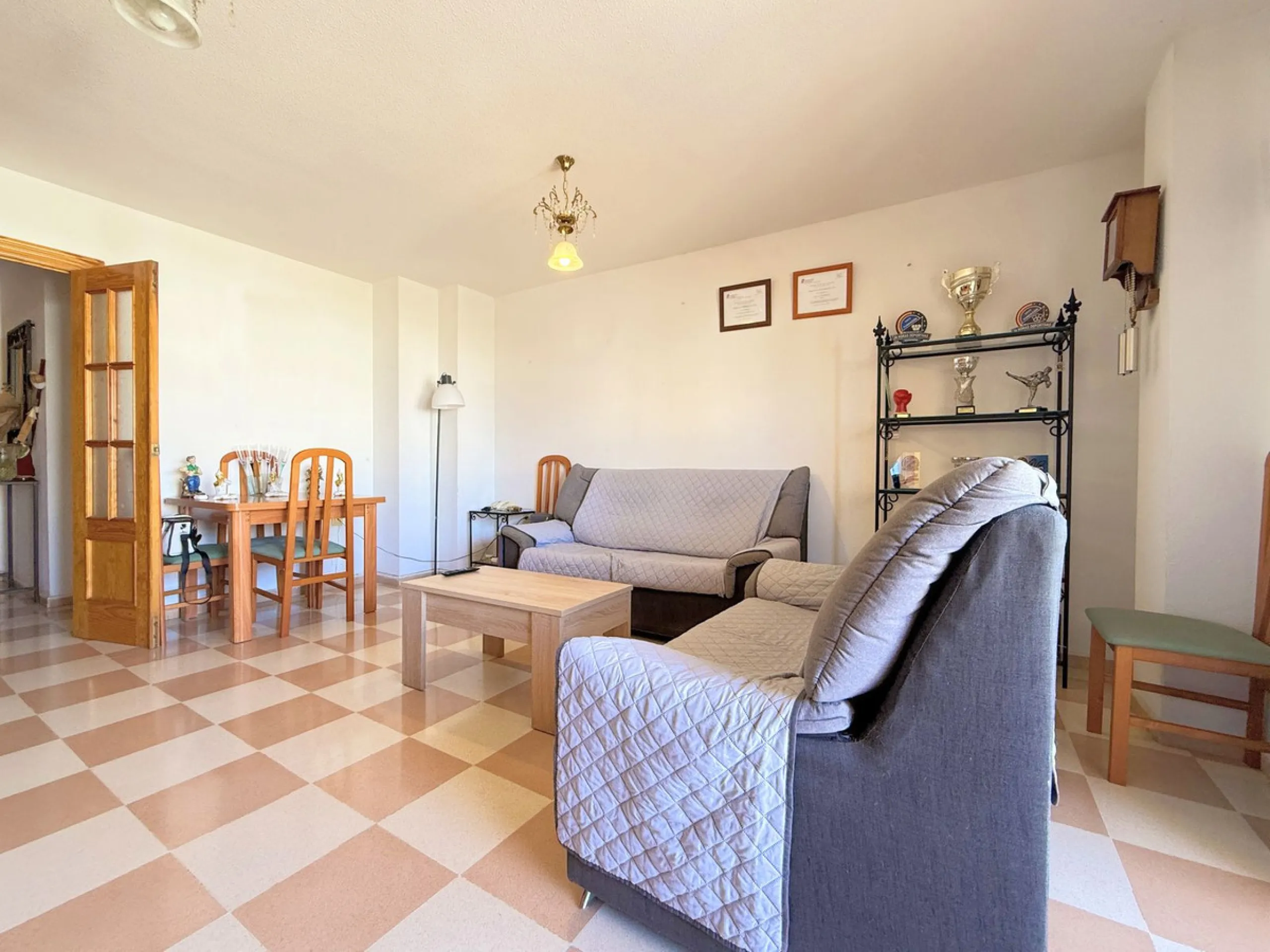 Central Apartment in Estepona with Mountain Views: This north-facing apartment is perfectly located just steps from the historic center and less than a kilometer from the coast. It features four bedrooms and two full bathrooms, an independent kitchen, and