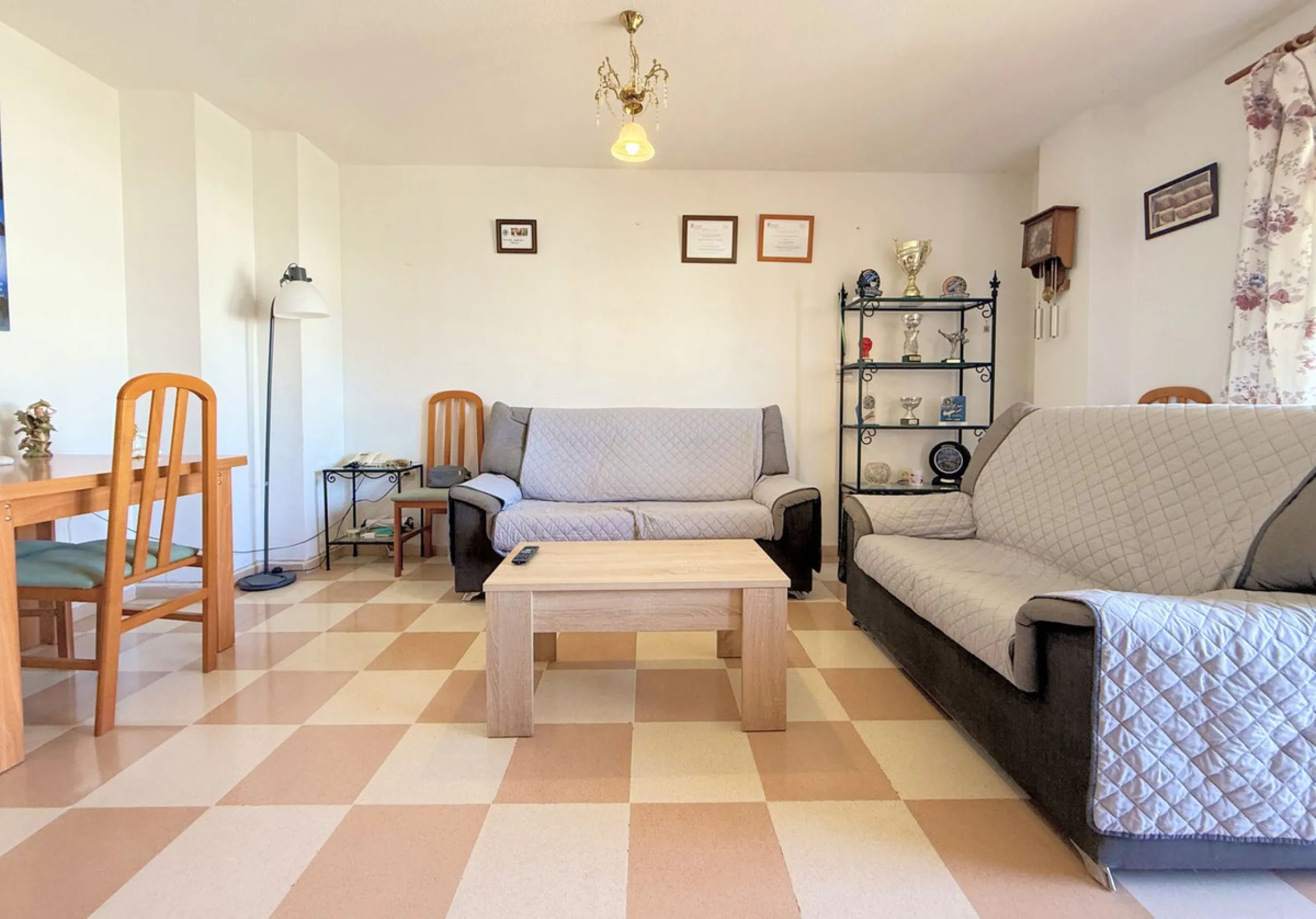 Central Apartment in Estepona with Mountain Views: This north-facing apartment is perfectly located just steps from the historic center and less than a kilometer from the coast. It features four bedrooms and two full bathrooms, an independent kitchen, and