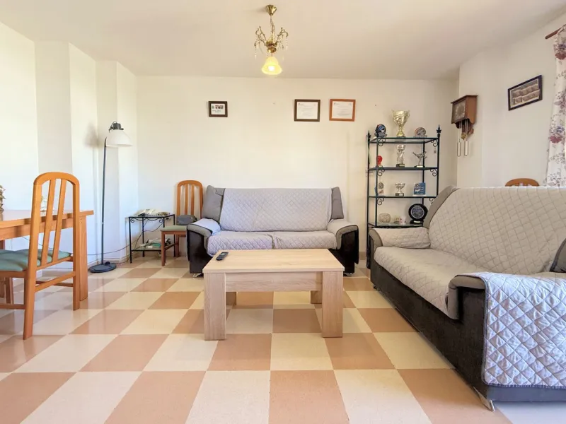 Central Apartment in Estepona with Mountain Views: This north-facing apartment is perfectly located just steps from the historic center and less than a kilometer from the coast. It features four bedrooms and two full bathrooms, an independent kitchen, and