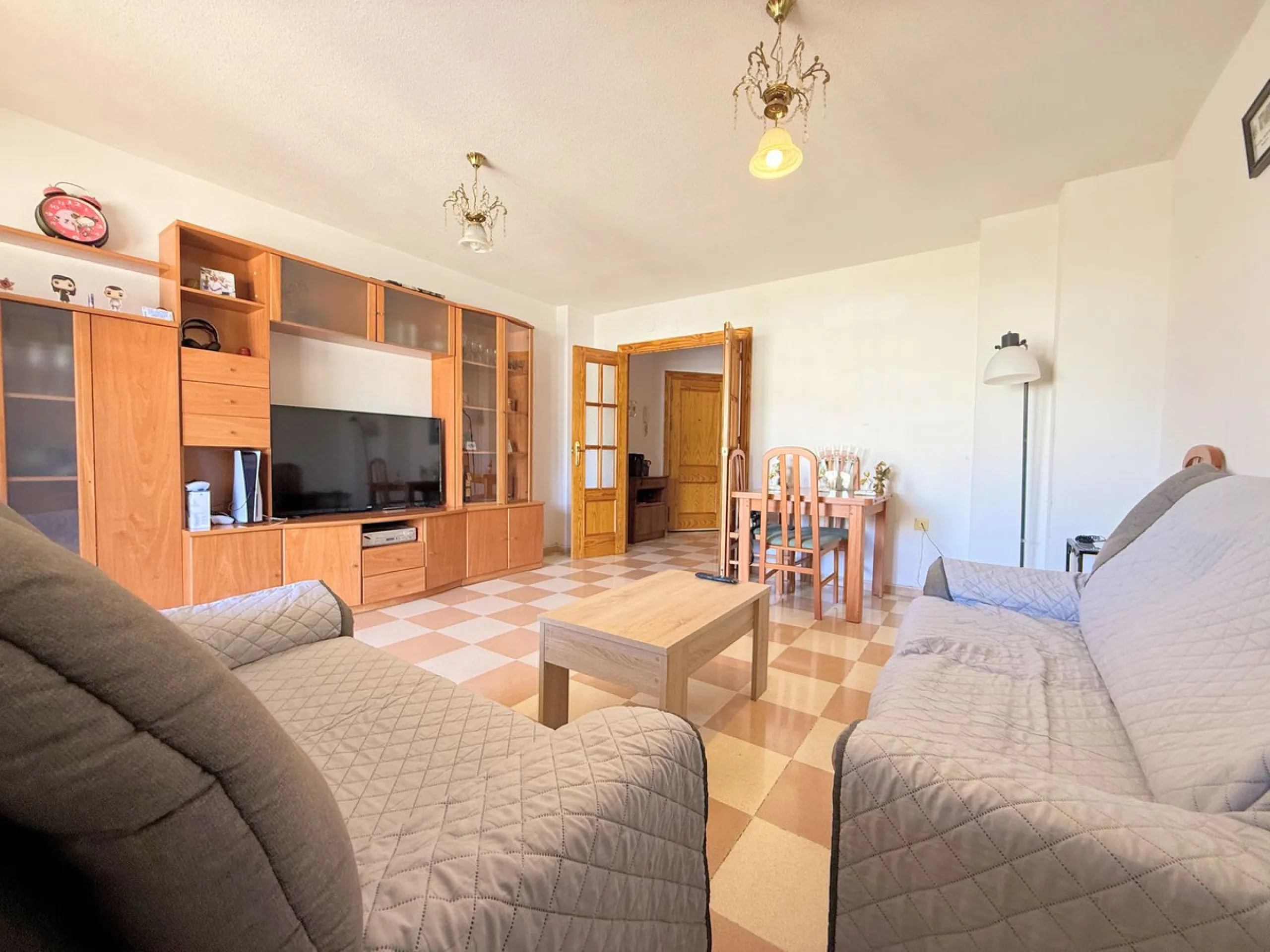 Central Apartment in Estepona with Mountain Views: This north-facing apartment is perfectly located just steps from the historic center and less than a kilometer from the coast. It features four bedrooms and two full bathrooms, an independent kitchen, and