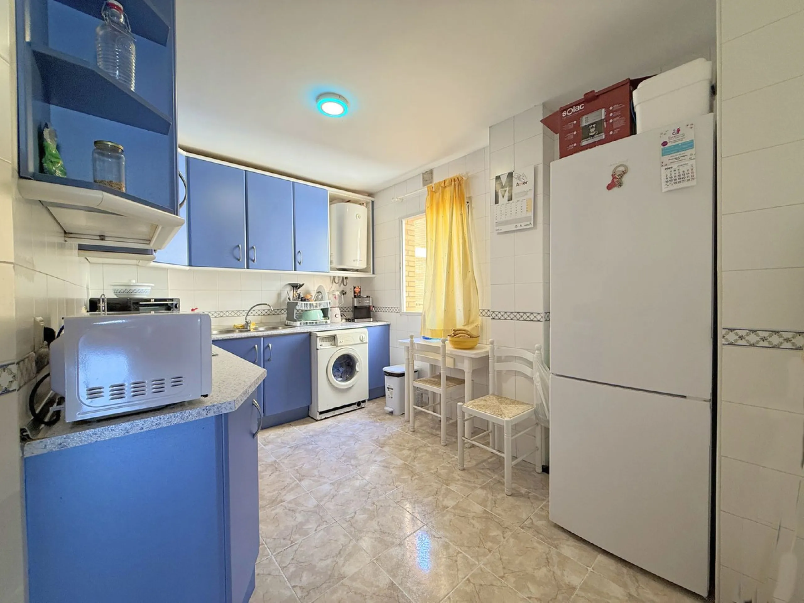 Central Apartment in Estepona with Mountain Views: This north-facing apartment is perfectly located just steps from the historic center and less than a kilometer from the coast. It features four bedrooms and two full bathrooms, an independent kitchen, and