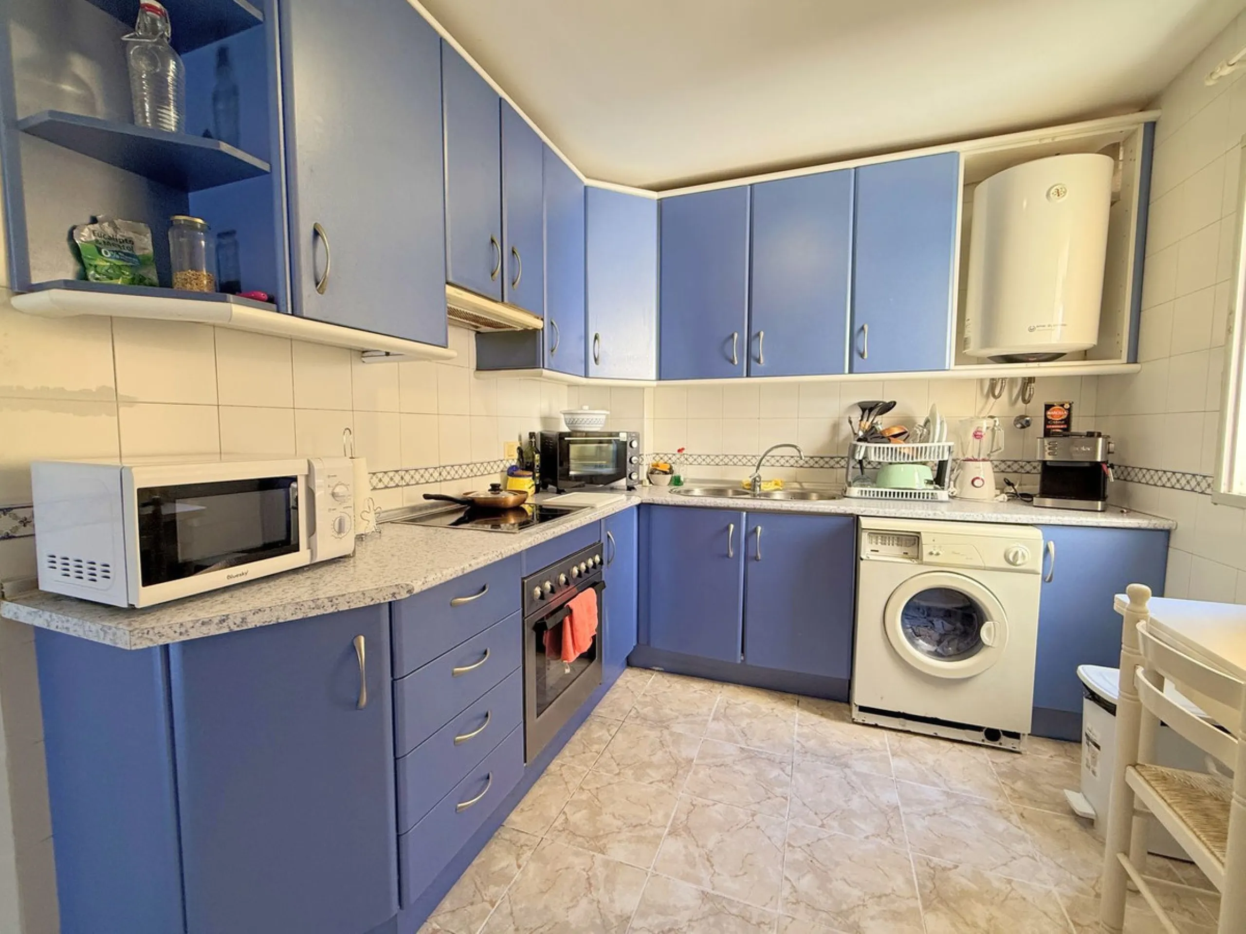Central Apartment in Estepona with Mountain Views: This north-facing apartment is perfectly located just steps from the historic center and less than a kilometer from the coast. It features four bedrooms and two full bathrooms, an independent kitchen, and