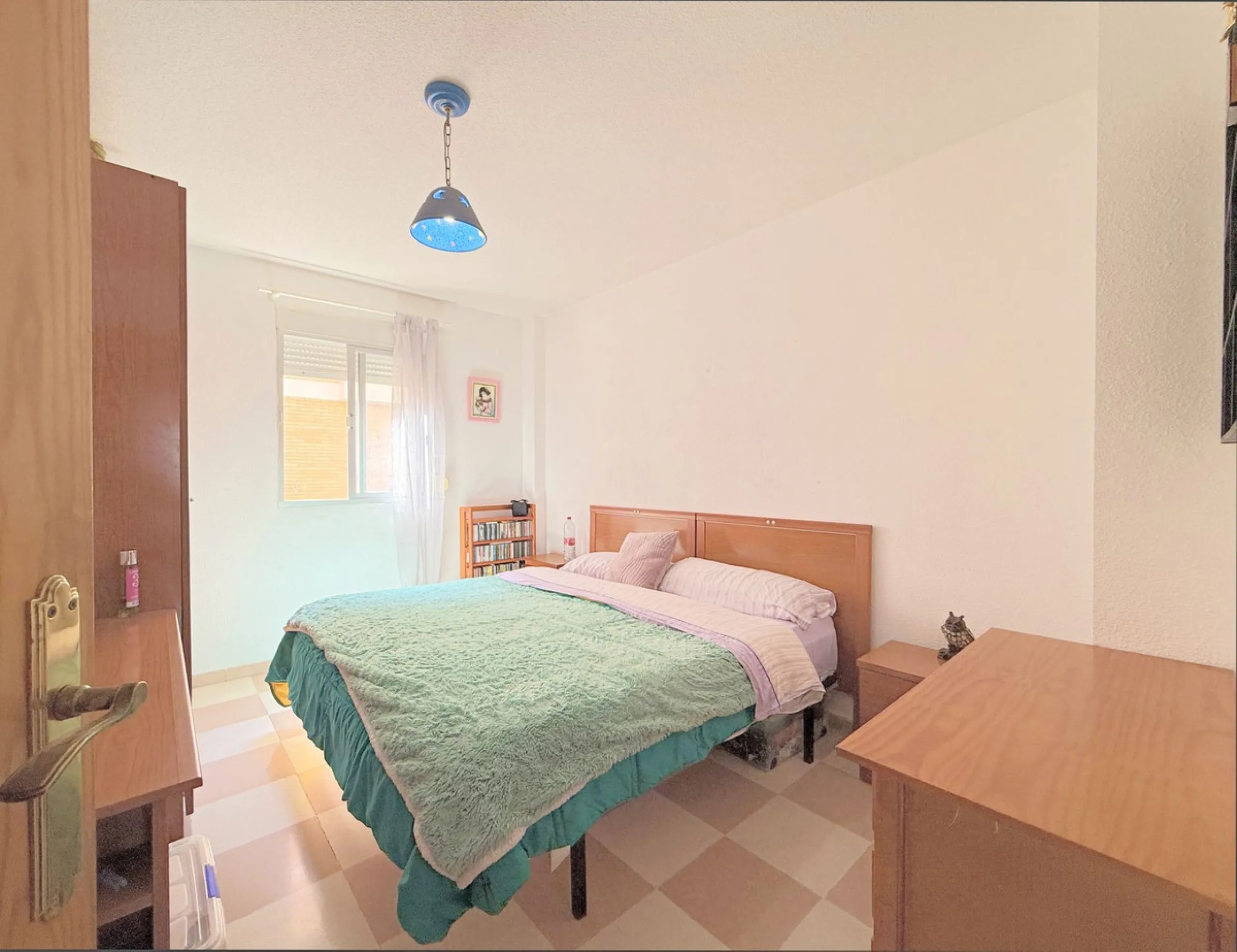 Central Apartment in Estepona with Mountain Views: This north-facing apartment is perfectly located just steps from the historic center and less than a kilometer from the coast. It features four bedrooms and two full bathrooms, an independent kitchen, and