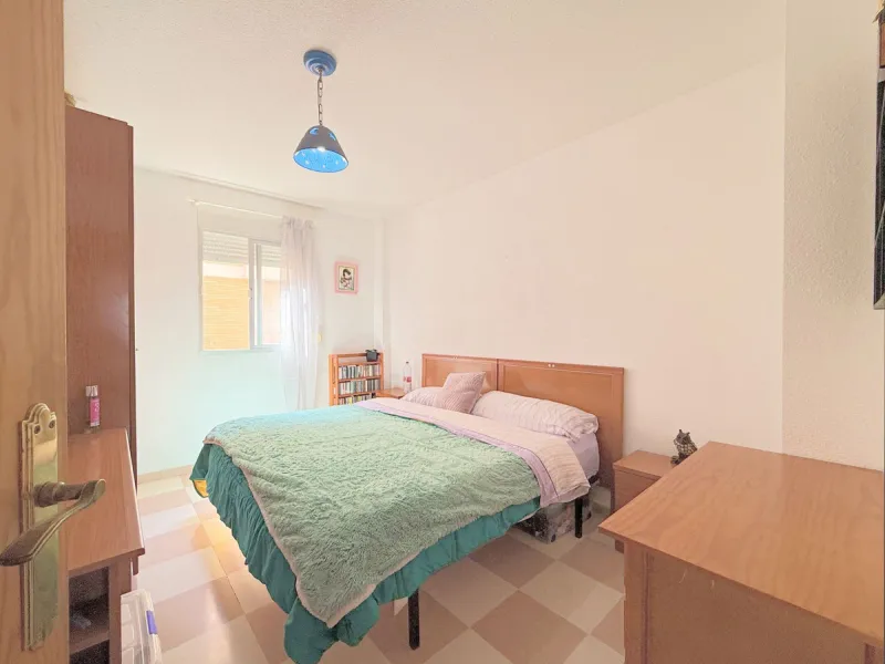 Central Apartment in Estepona with Mountain Views: This north-facing apartment is perfectly located just steps from the historic center and less than a kilometer from the coast. It features four bedrooms and two full bathrooms, an independent kitchen, and