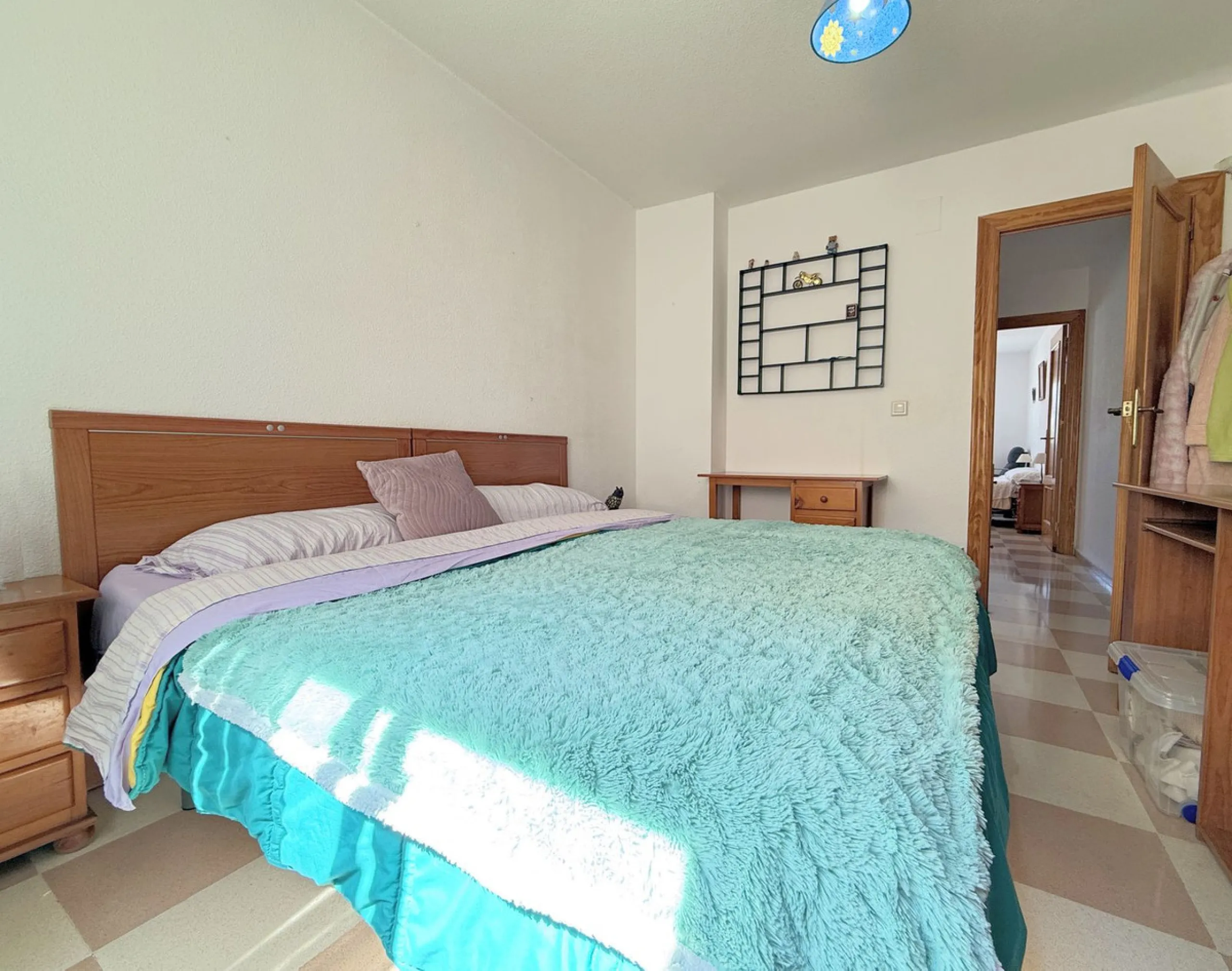 Central Apartment in Estepona with Mountain Views: This north-facing apartment is perfectly located just steps from the historic center and less than a kilometer from the coast. It features four bedrooms and two full bathrooms, an independent kitchen, and