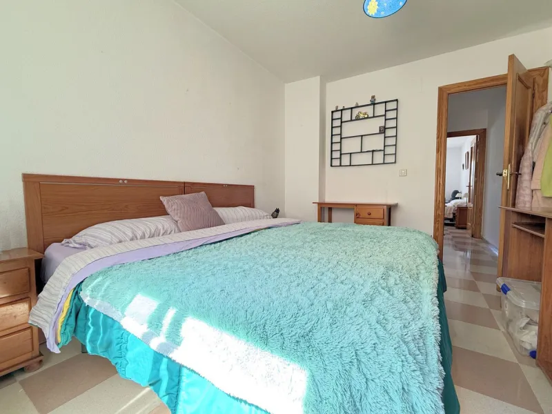 Central Apartment in Estepona with Mountain Views: This north-facing apartment is perfectly located just steps from the historic center and less than a kilometer from the coast. It features four bedrooms and two full bathrooms, an independent kitchen, and