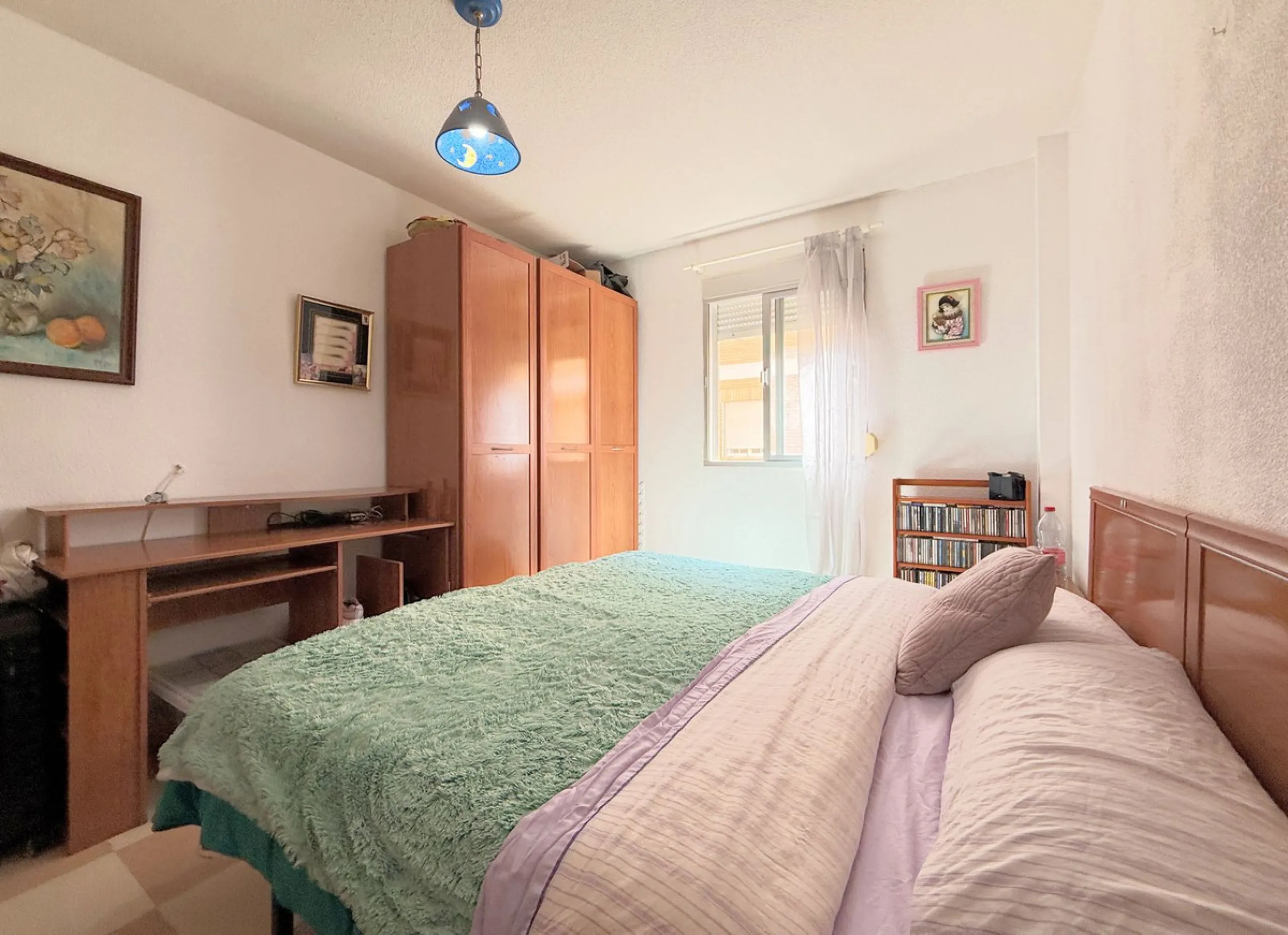 Central Apartment in Estepona with Mountain Views: This north-facing apartment is perfectly located just steps from the historic center and less than a kilometer from the coast. It features four bedrooms and two full bathrooms, an independent kitchen, and