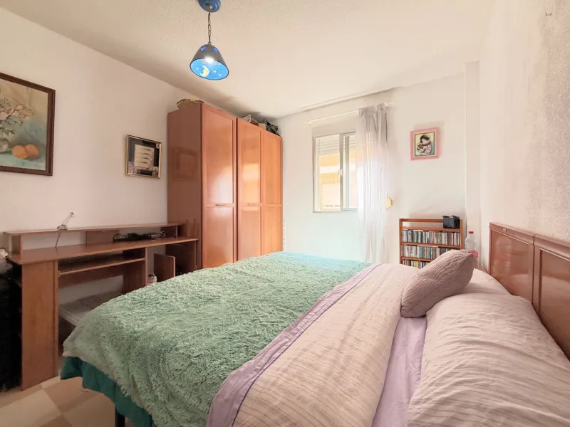 Central Apartment in Estepona with Mountain Views: This north-facing apartment is perfectly located just steps from the historic center and less than a kilometer from the coast. It features four bedrooms and two full bathrooms, an independent kitchen, and