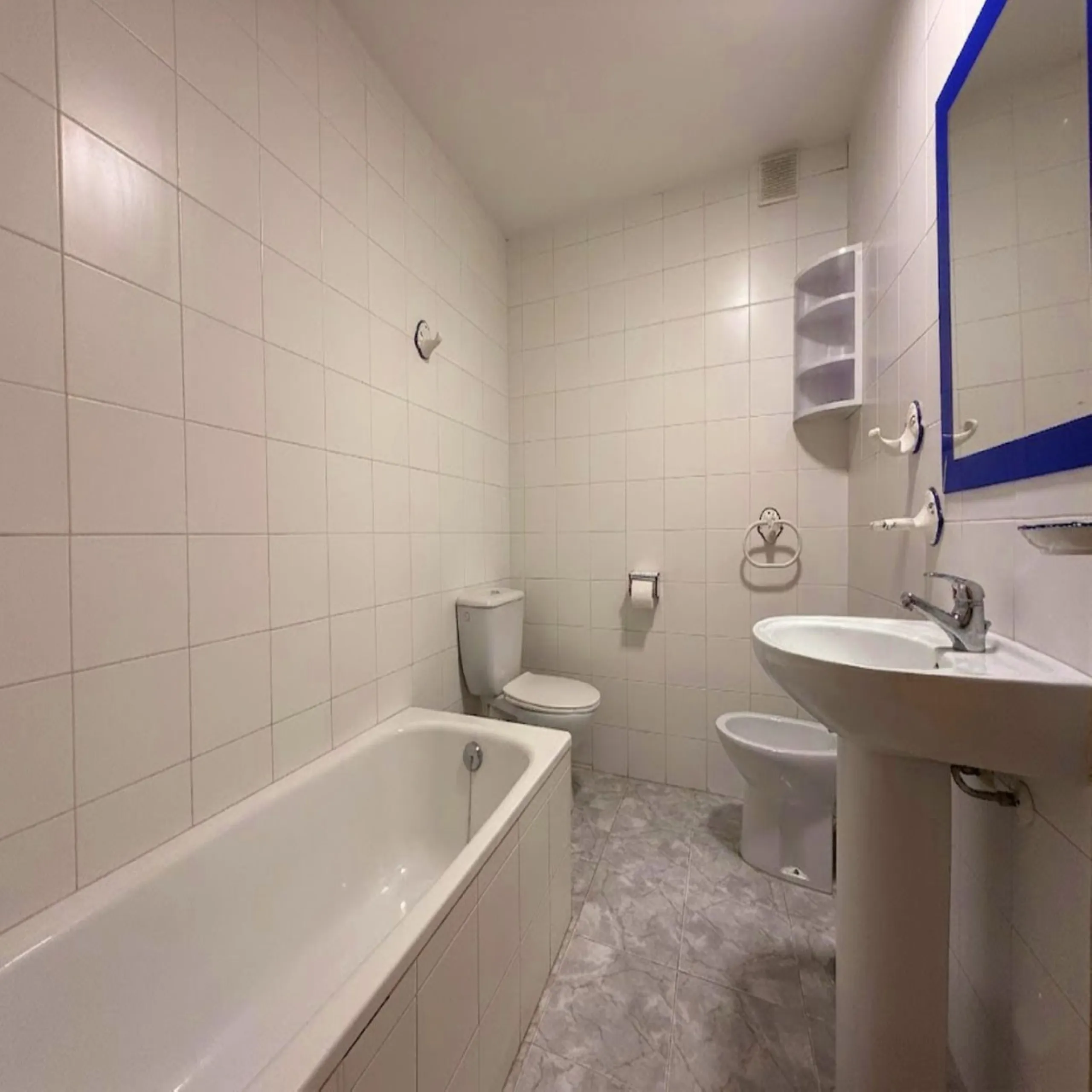 Central Apartment in Estepona with Mountain Views: This north-facing apartment is perfectly located just steps from the historic center and less than a kilometer from the coast. It features four bedrooms and two full bathrooms, an independent kitchen, and