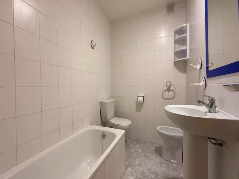Central Apartment in Estepona with Mountain Views: This north-facing apartment is perfectly located just steps from the historic center and less than a kilometer from the coast. It features four bedrooms and two full bathrooms, an independent kitchen, and
