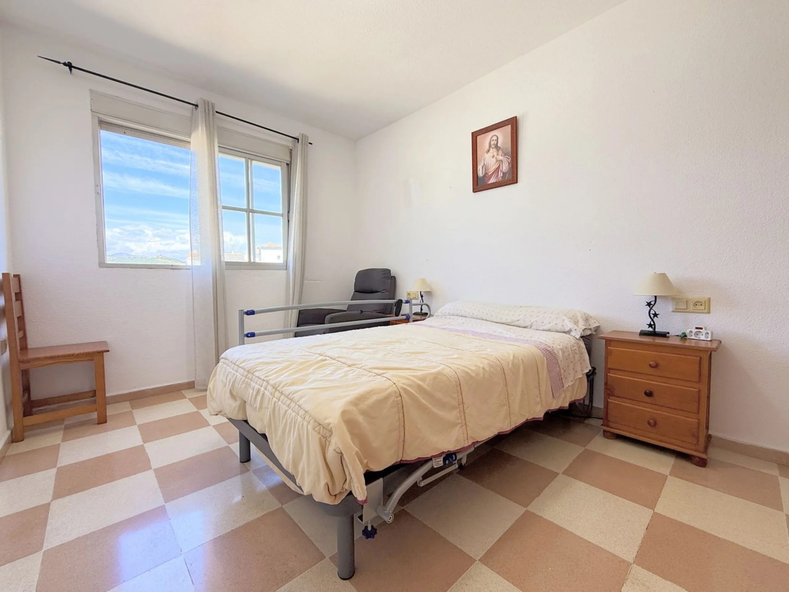 Central Apartment in Estepona with Mountain Views: This north-facing apartment is perfectly located just steps from the historic center and less than a kilometer from the coast. It features four bedrooms and two full bathrooms, an independent kitchen, and
