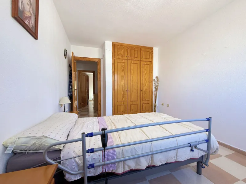 Central Apartment in Estepona with Mountain Views: This north-facing apartment is perfectly located just steps from the historic center and less than a kilometer from the coast. It features four bedrooms and two full bathrooms, an independent kitchen, and