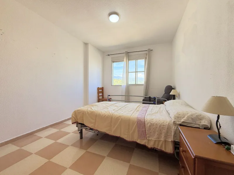 Central Apartment in Estepona with Mountain Views: This north-facing apartment is perfectly located just steps from the historic center and less than a kilometer from the coast. It features four bedrooms and two full bathrooms, an independent kitchen, and