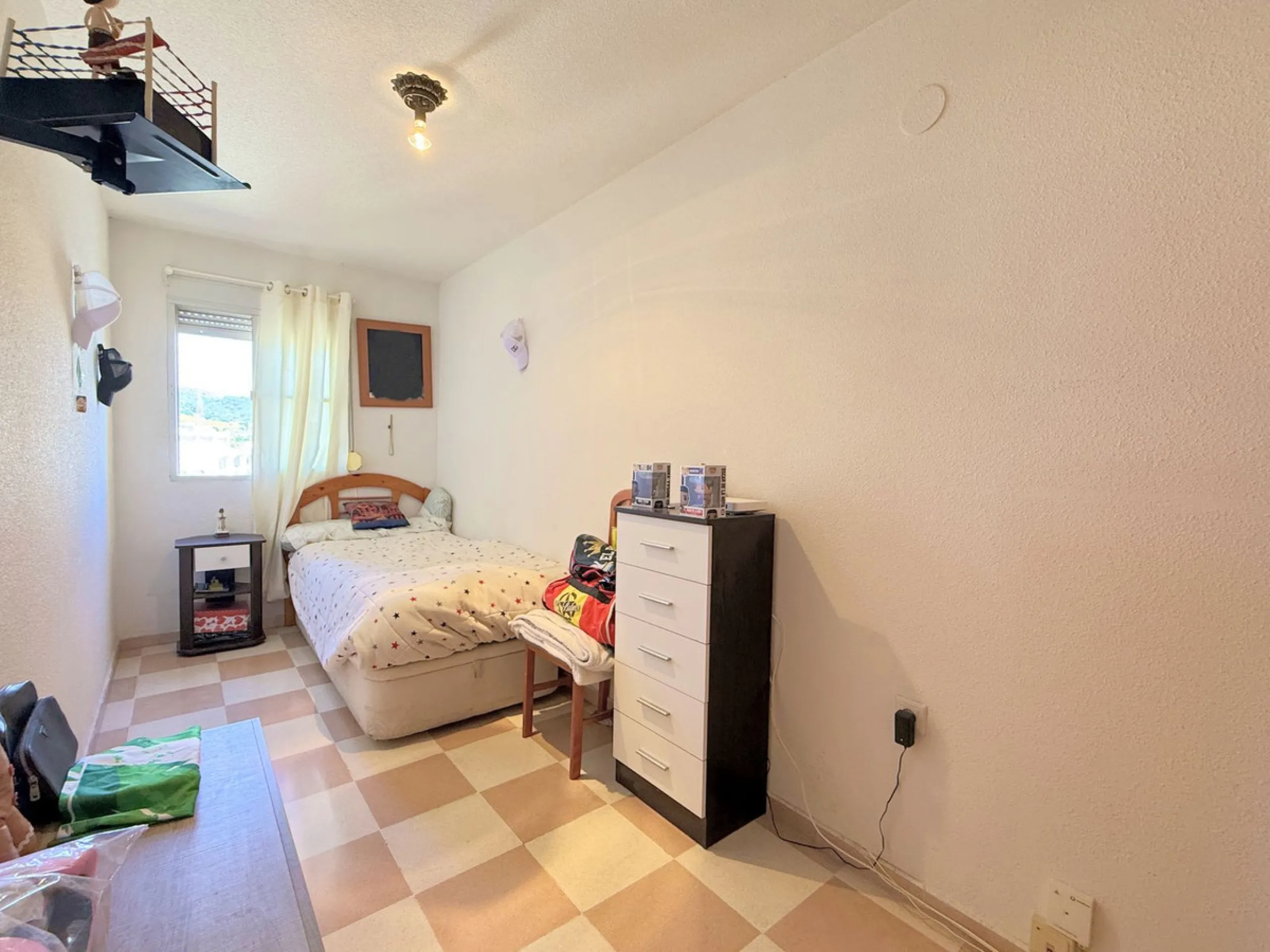 Central Apartment in Estepona with Mountain Views: This north-facing apartment is perfectly located just steps from the historic center and less than a kilometer from the coast. It features four bedrooms and two full bathrooms, an independent kitchen, and