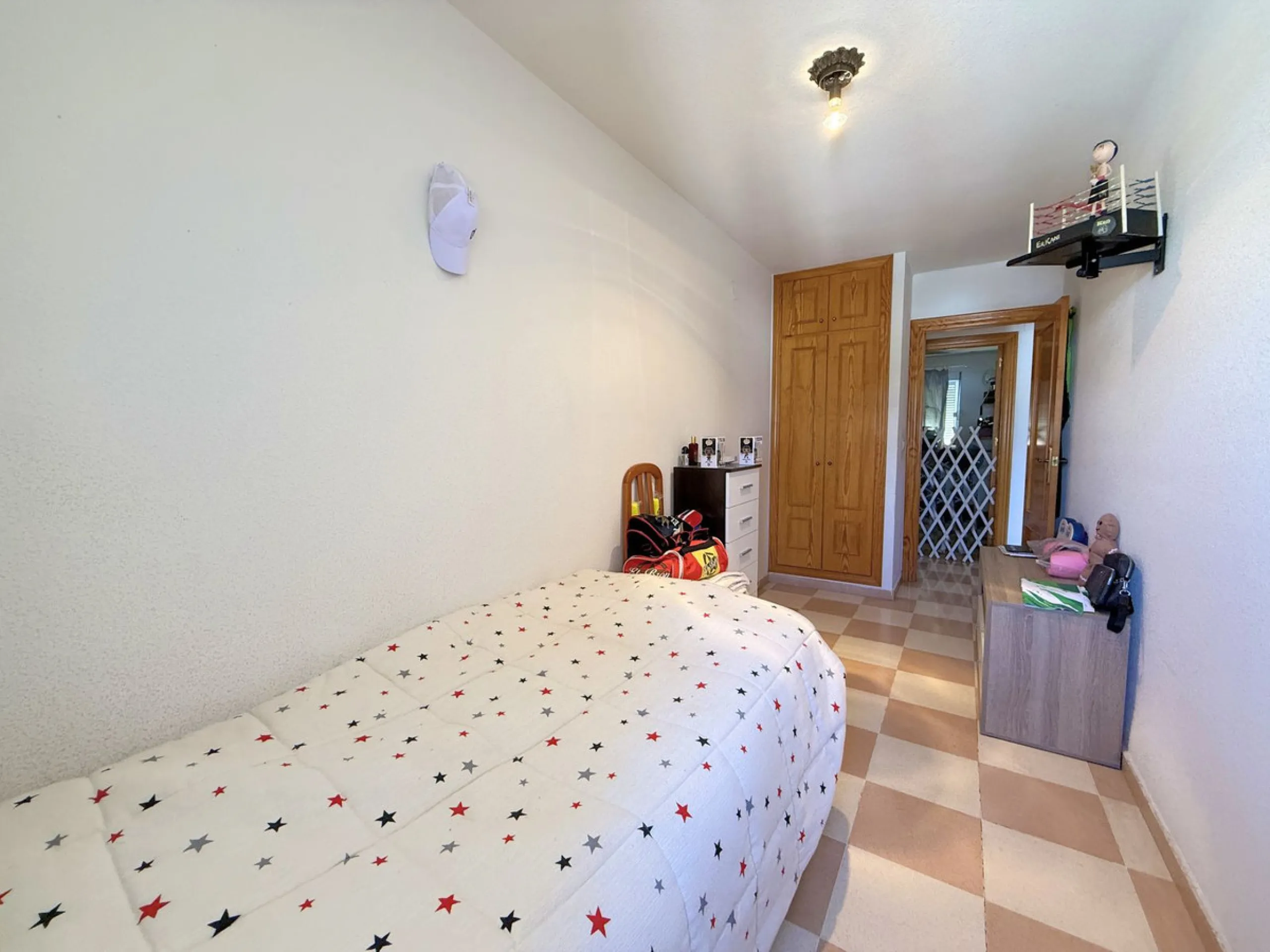 Central Apartment in Estepona with Mountain Views: This north-facing apartment is perfectly located just steps from the historic center and less than a kilometer from the coast. It features four bedrooms and two full bathrooms, an independent kitchen, and