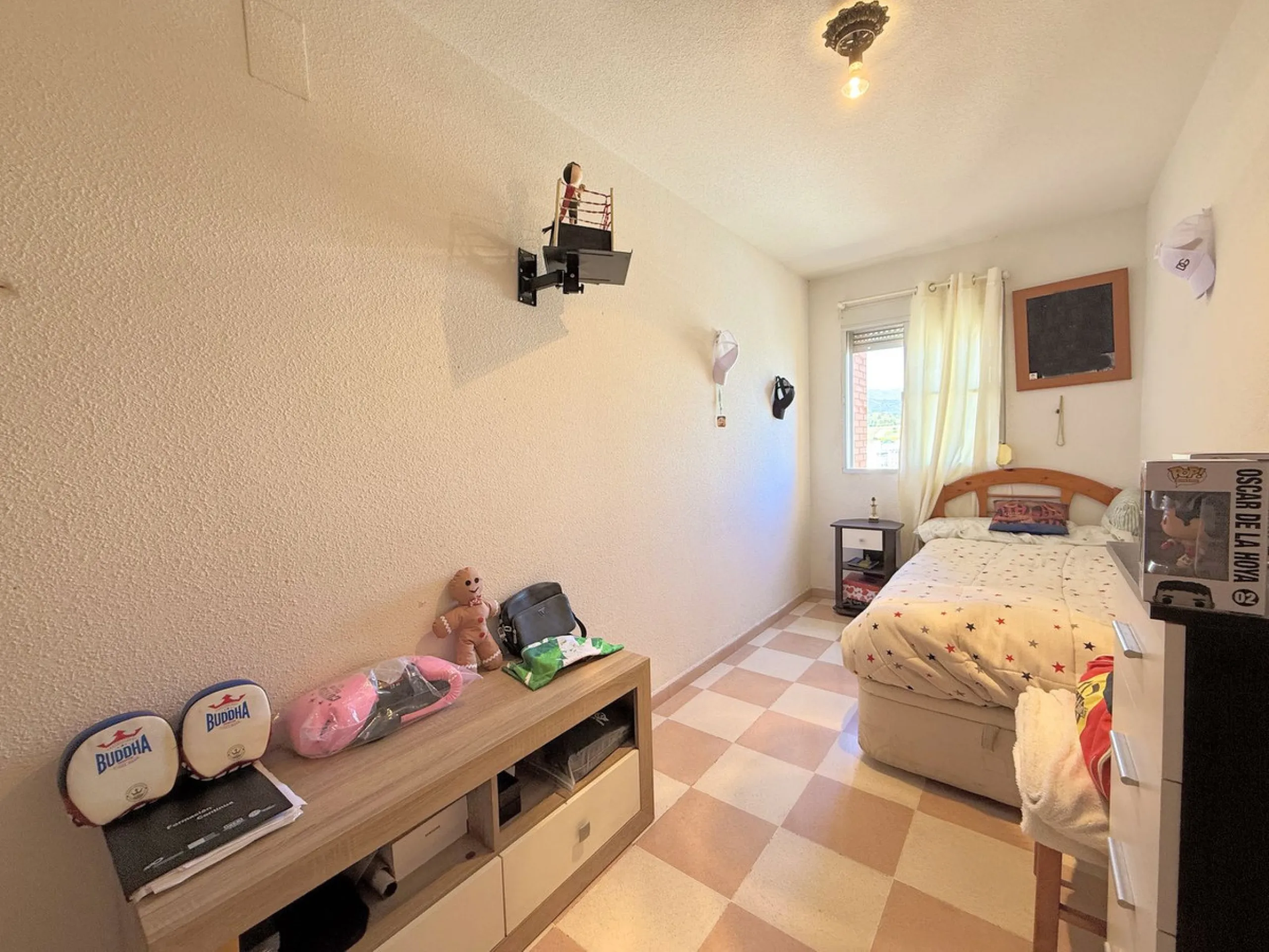 Central Apartment in Estepona with Mountain Views: This north-facing apartment is perfectly located just steps from the historic center and less than a kilometer from the coast. It features four bedrooms and two full bathrooms, an independent kitchen, and