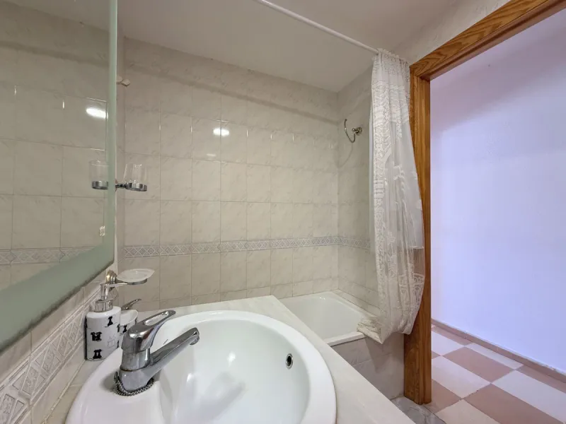 Central Apartment in Estepona with Mountain Views: This north-facing apartment is perfectly located just steps from the historic center and less than a kilometer from the coast. It features four bedrooms and two full bathrooms, an independent kitchen, and