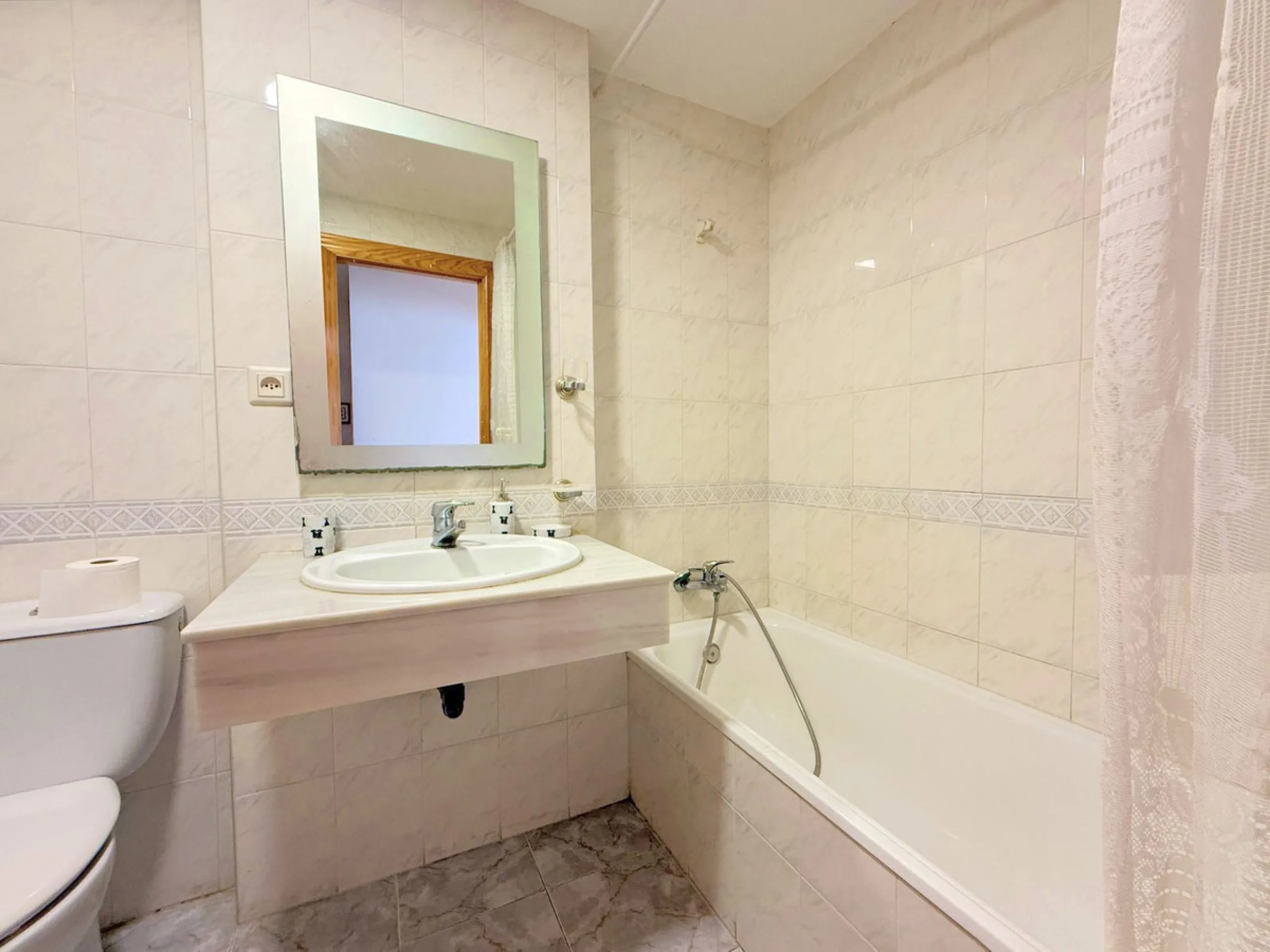 Central Apartment in Estepona with Mountain Views: This north-facing apartment is perfectly located just steps from the historic center and less than a kilometer from the coast. It features four bedrooms and two full bathrooms, an independent kitchen, and